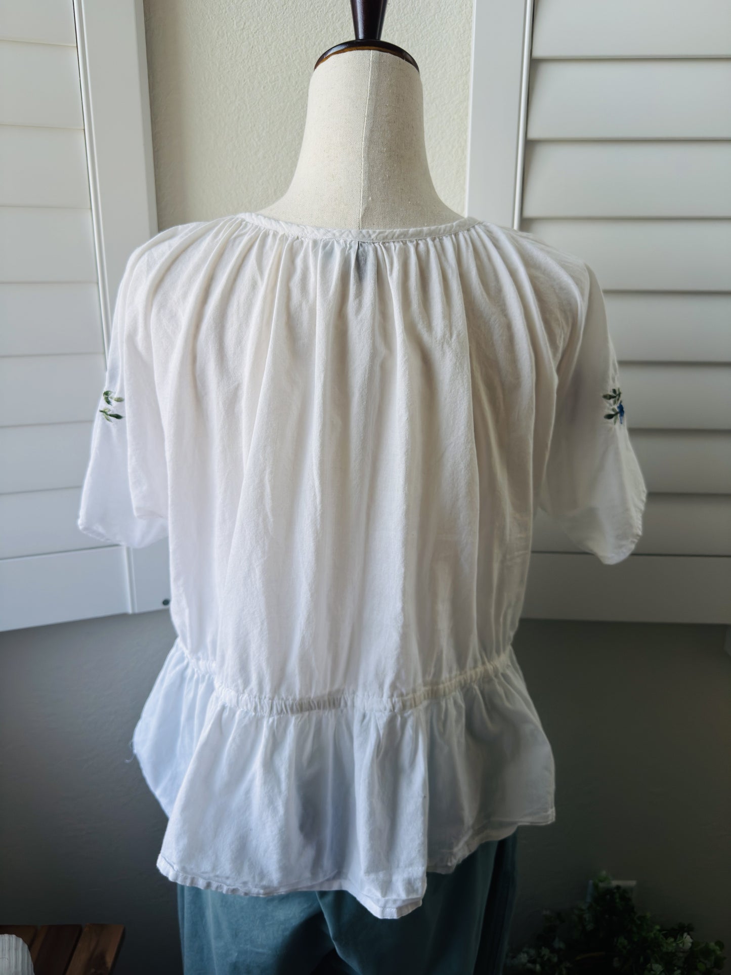 Marhatt White Floral Embroidered Peplum Top Size Large