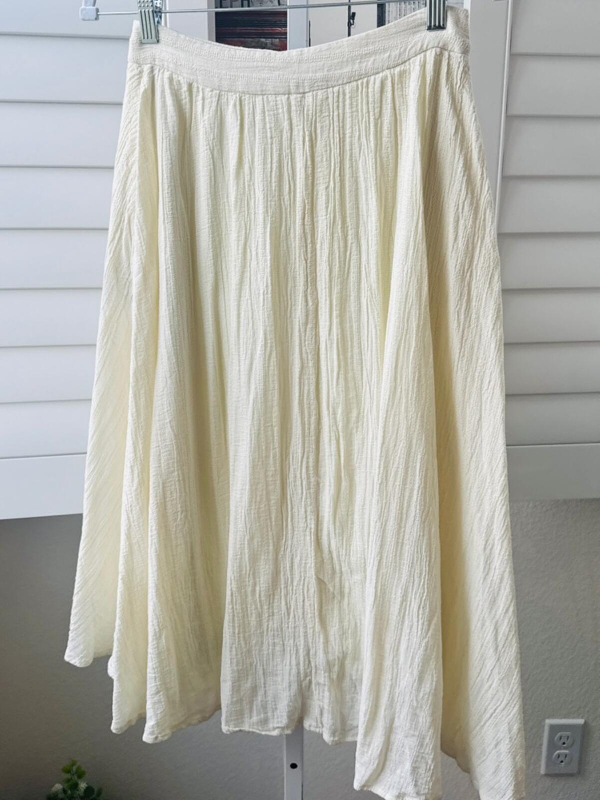Fashion On Earth. Size S.Cream Button-Front Midi Skirt with Textured Fabric