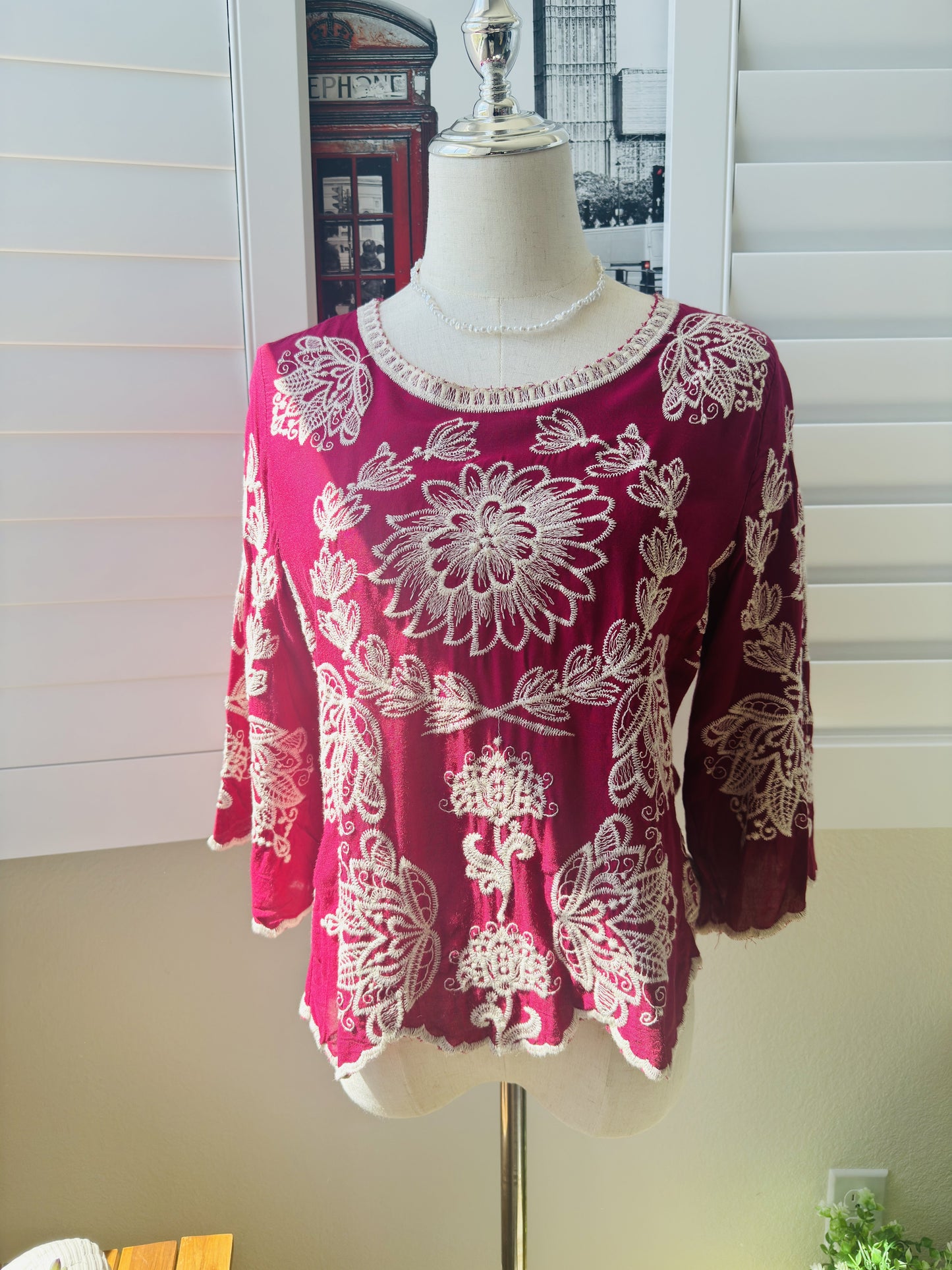 Solitaire Magenta White Embroidered Bell Sleeve Boho Top Size S