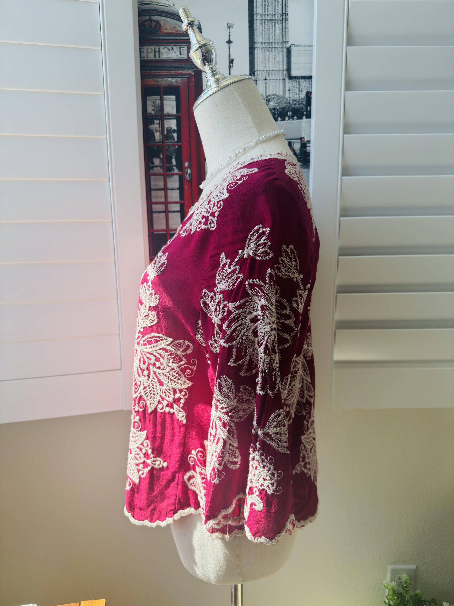 Solitaire Magenta White Embroidered Bell Sleeve Boho Top Size S