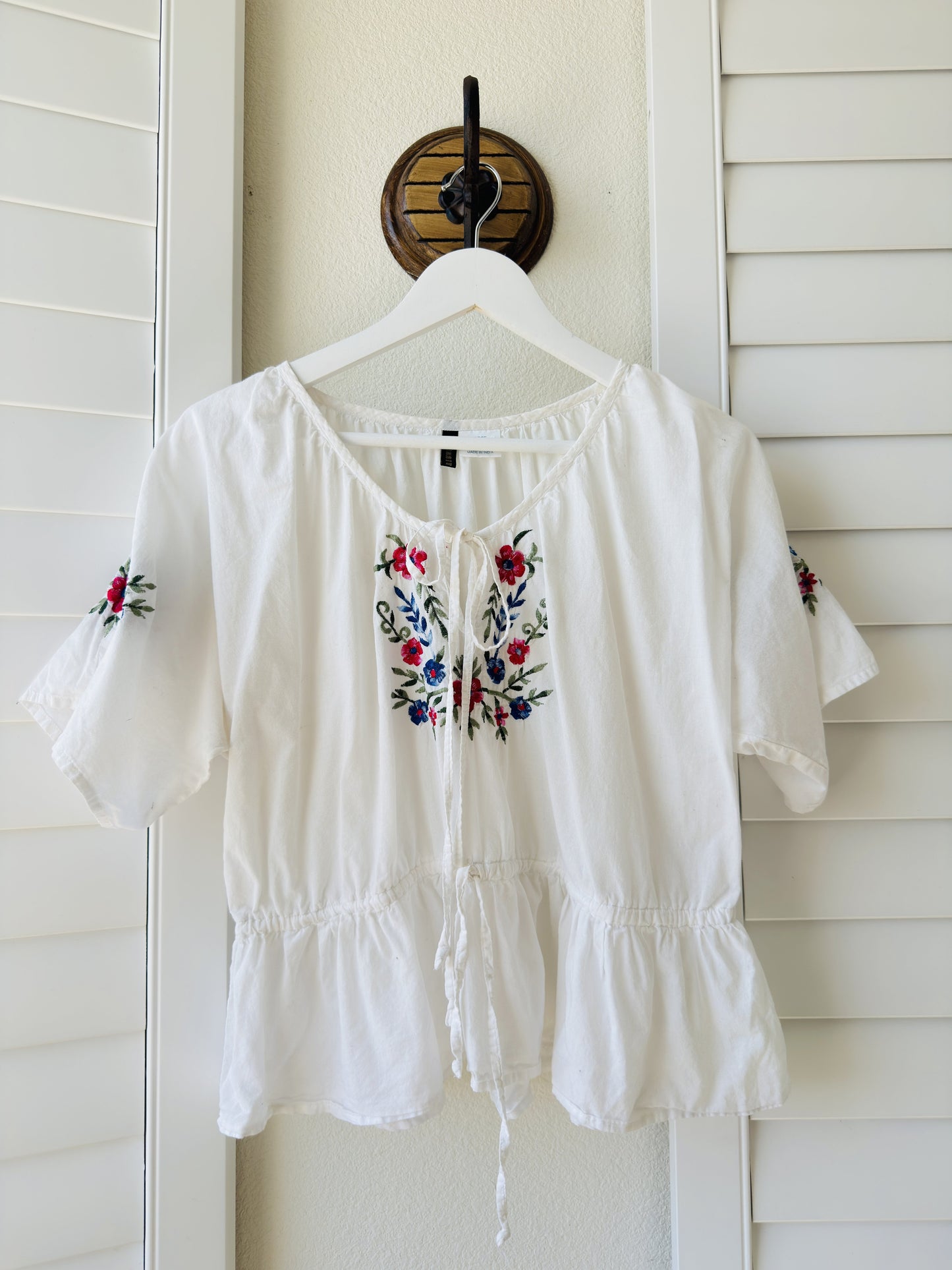 Marhatt White Floral Embroidered Peplum Top Size Large