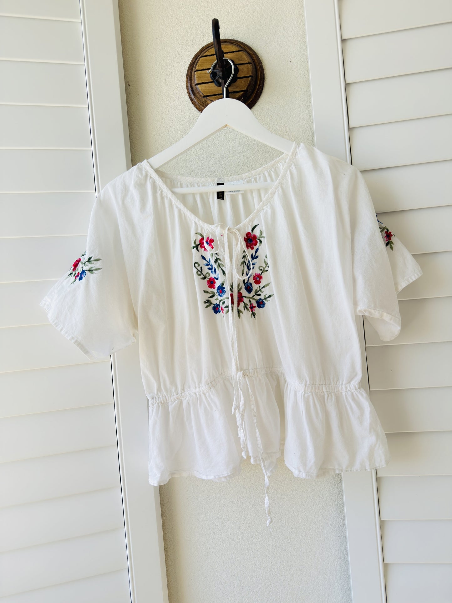 Marhatt White Floral Embroidered Peplum Top Size Large