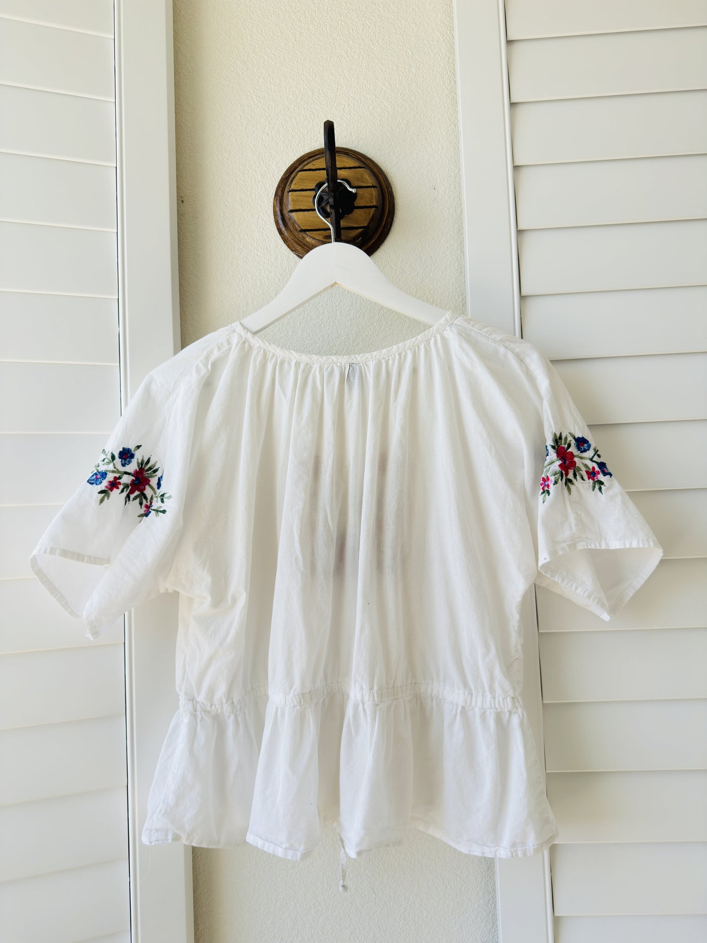 Marhatt White Floral Embroidered Peplum Top Size Large