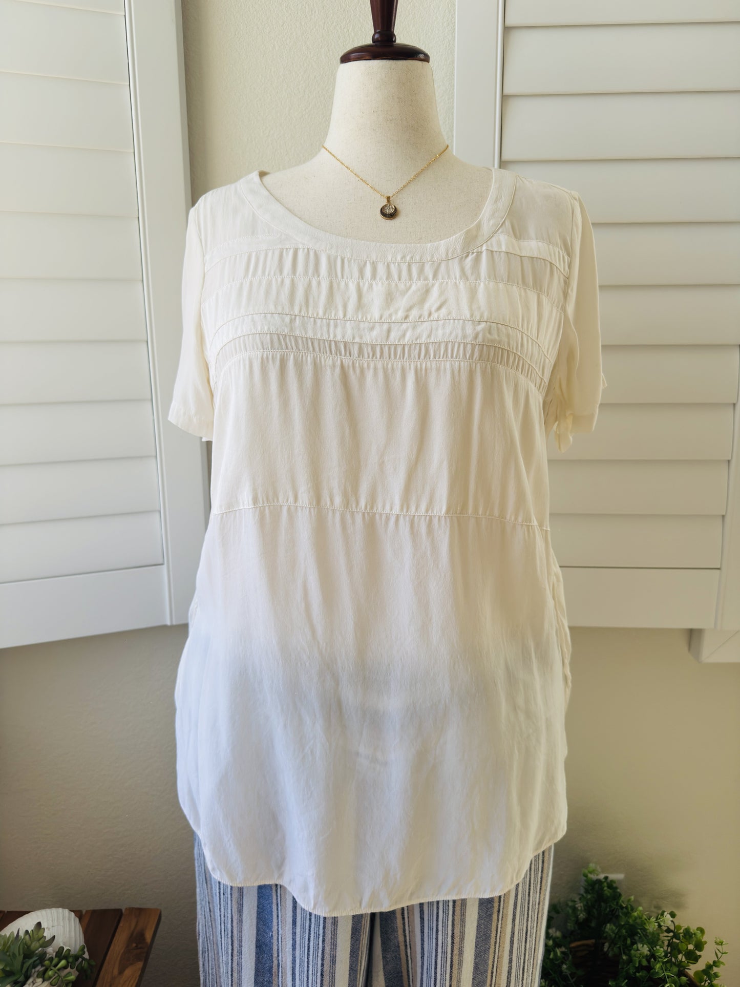 Go Silk for Joyus Cream 100% Silk Pleated Short Sleeve Top Size L