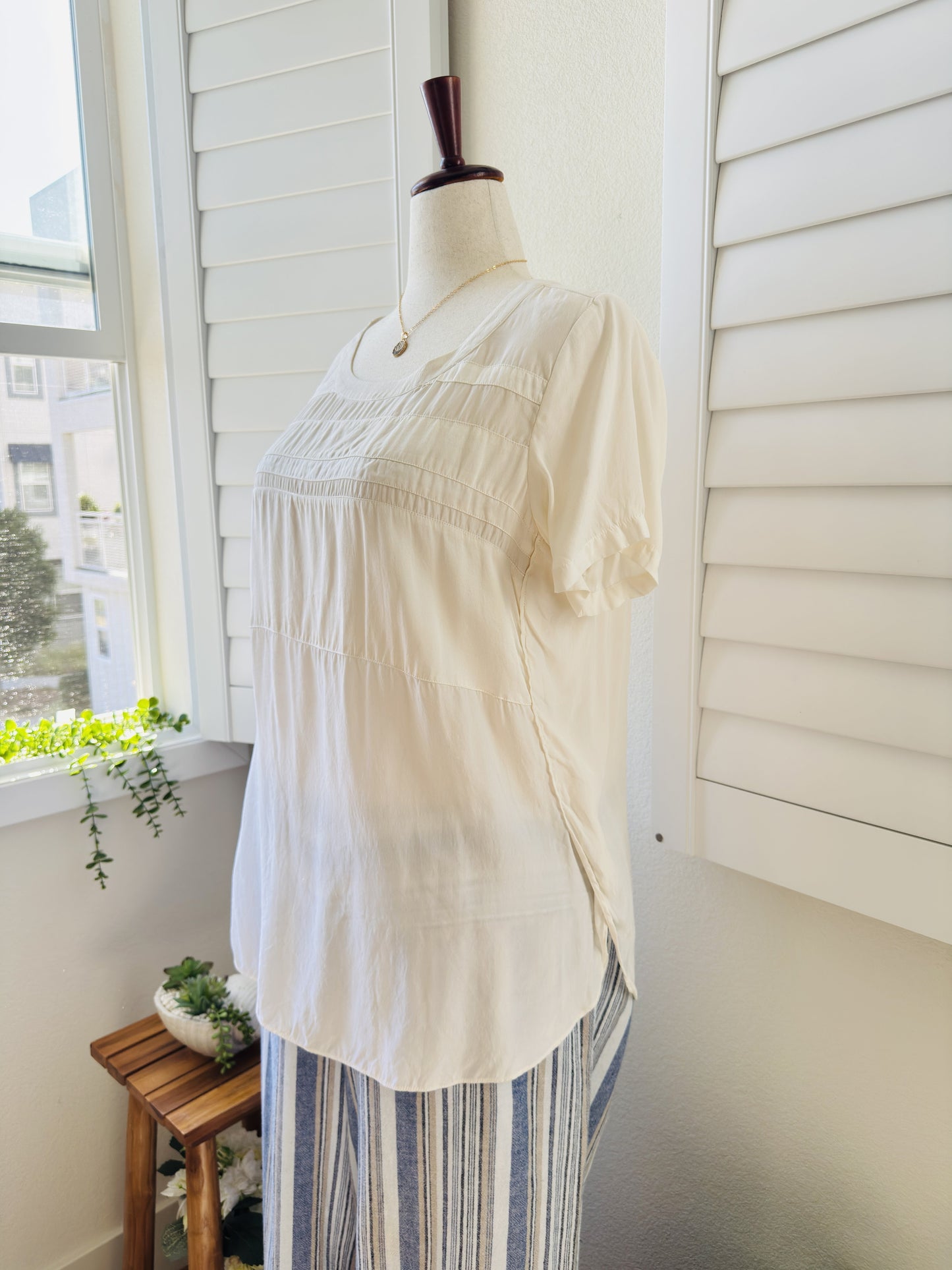Go Silk for Joyus Cream 100% Silk Pleated Short Sleeve Top Size L