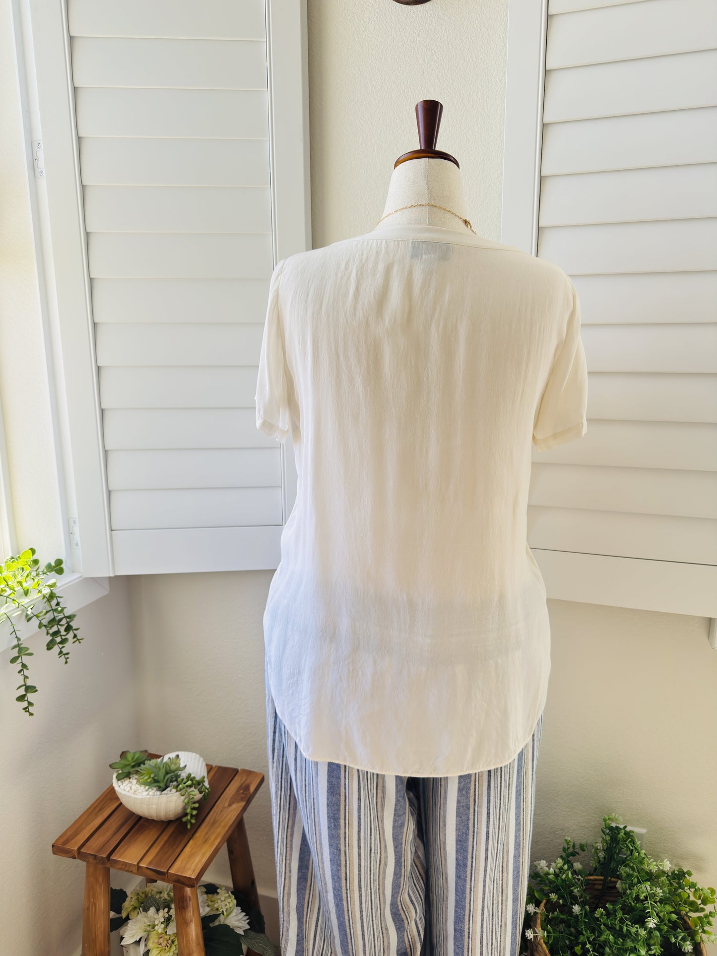 Go Silk for Joyus Cream 100% Silk Pleated Short Sleeve Top Size L
