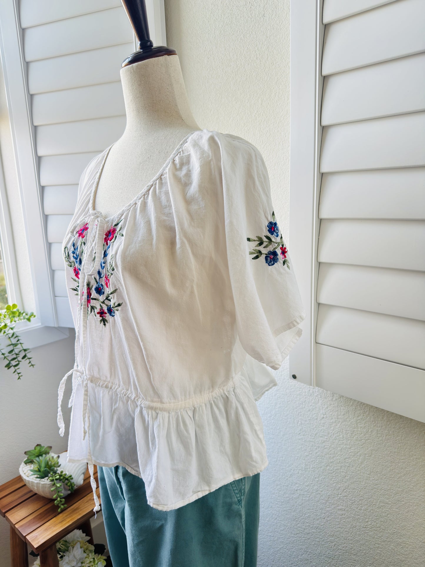 Marhatt White Floral Embroidered Peplum Top Size Large