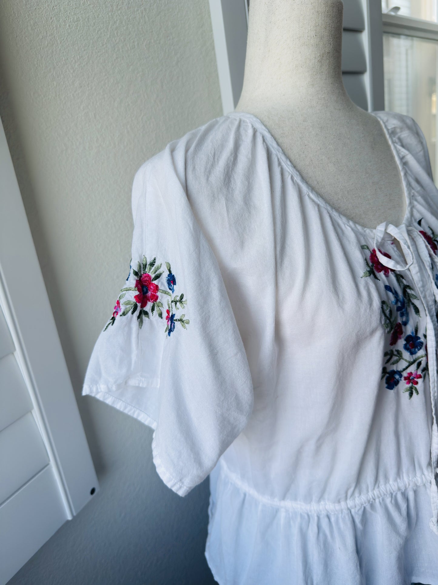 Marhatt White Floral Embroidered Peplum Top Size Large