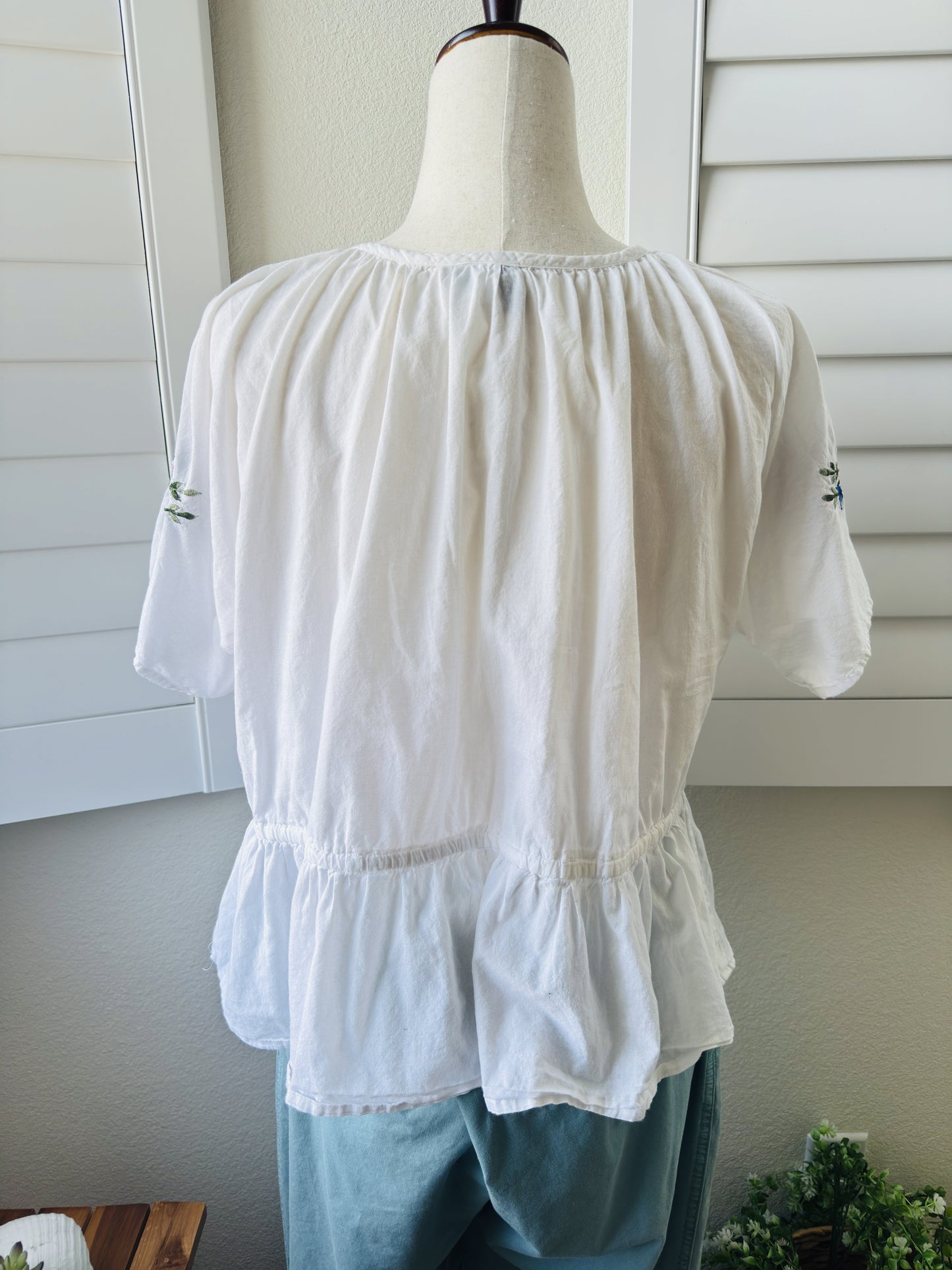 Marhatt White Floral Embroidered Peplum Top Size Large