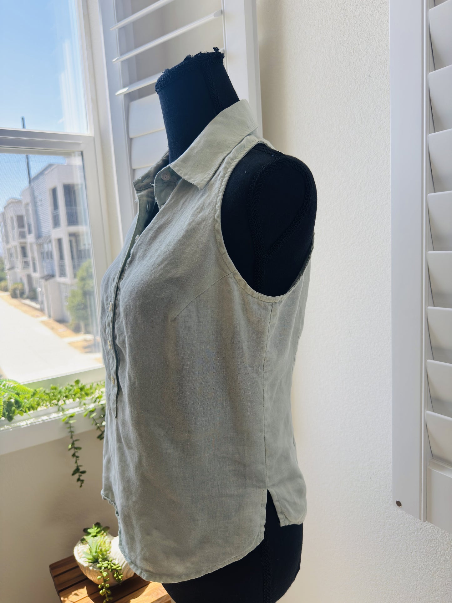 ISDA&CO Sage Green Linen Sleeveless Button-Up Top Size S