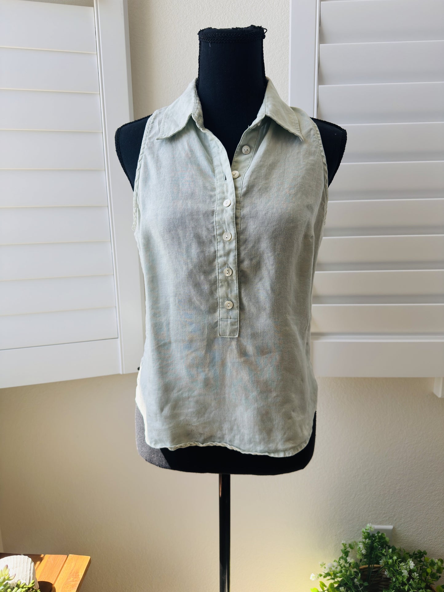 ISDA&CO Sage Green Linen Sleeveless Button-Up Top Size S