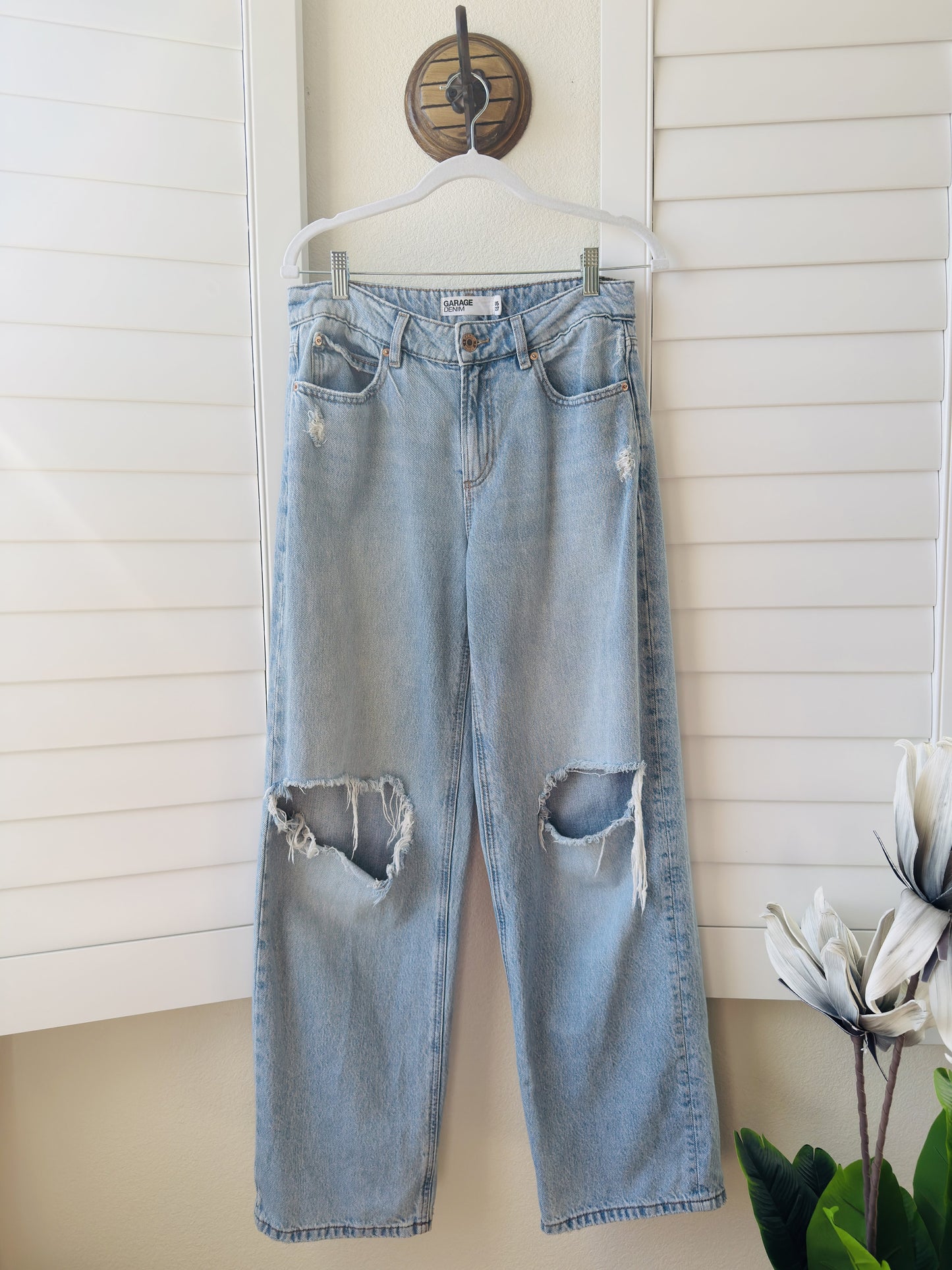 Garage Denim Ample Baggy Distressed Light Wash Jeans Size 5/27