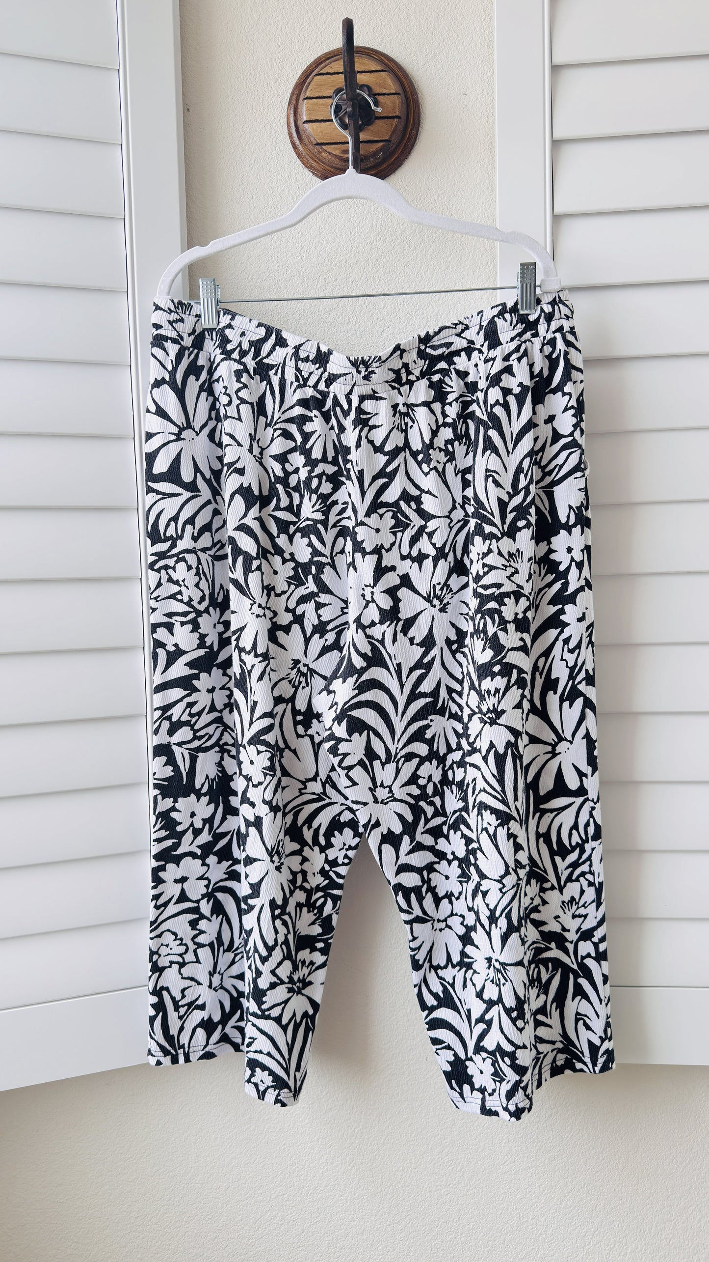 Belle by Kim Gravel Floral Wide Leg Cropped Pants - Size L