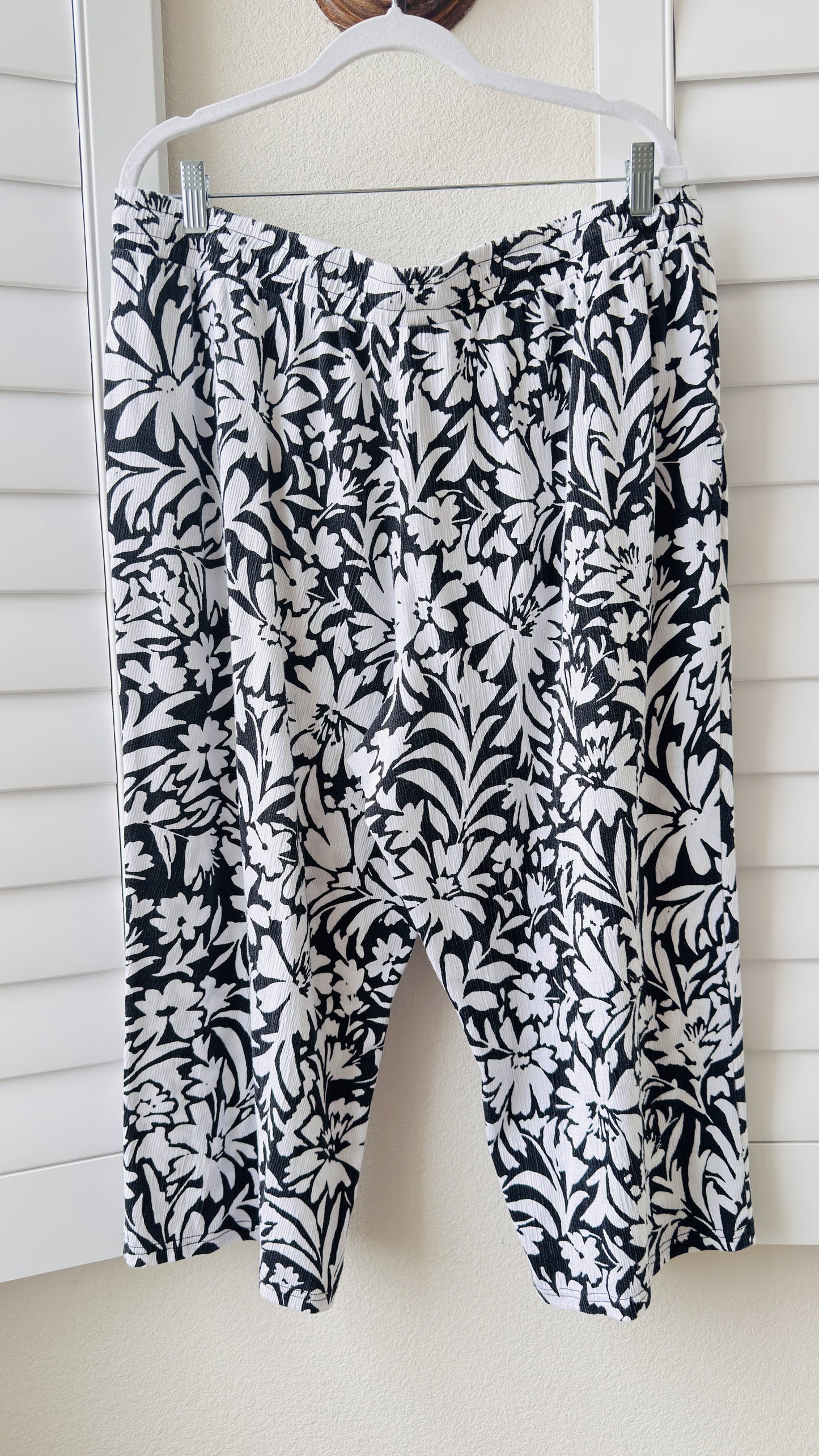 Belle by Kim Gravel Floral Wide Leg Cropped Pants - Size L