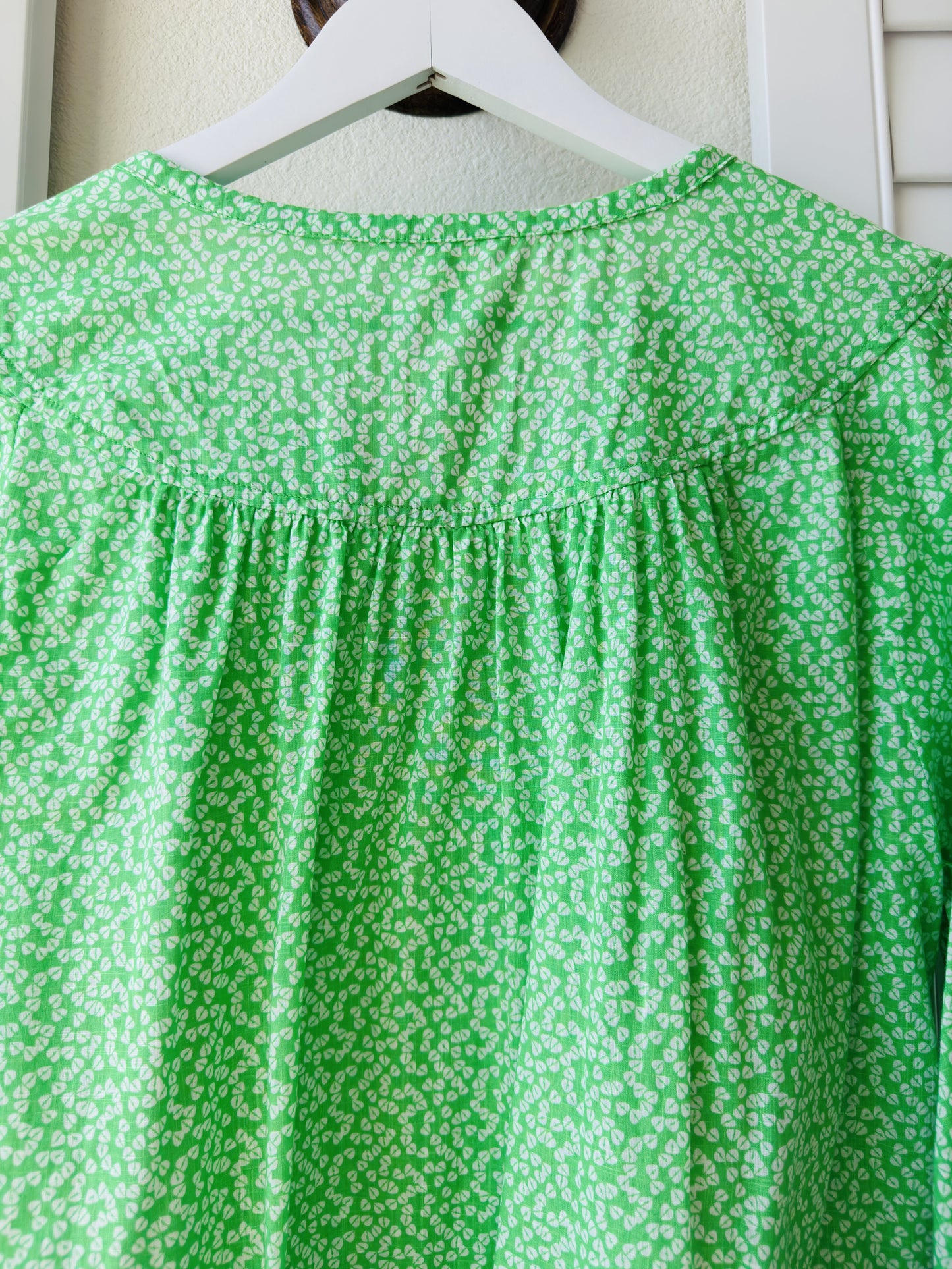 Caslon Green Floral Print Split Neck Blouse - Size L