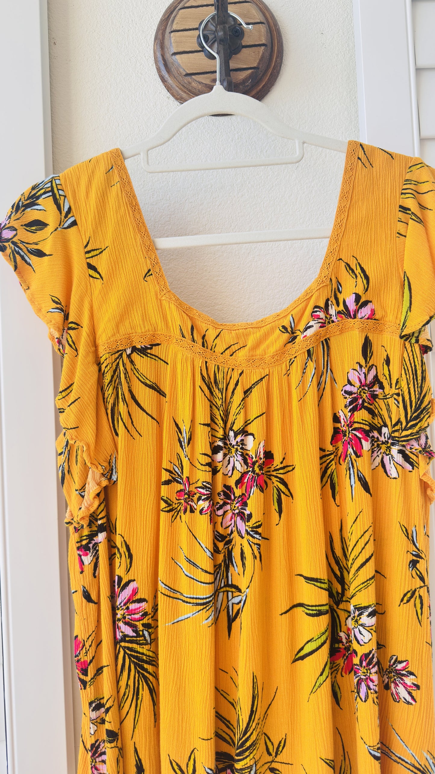 Jessica Simpson Tropical Floral Flutter Sleeve Top Size 2X