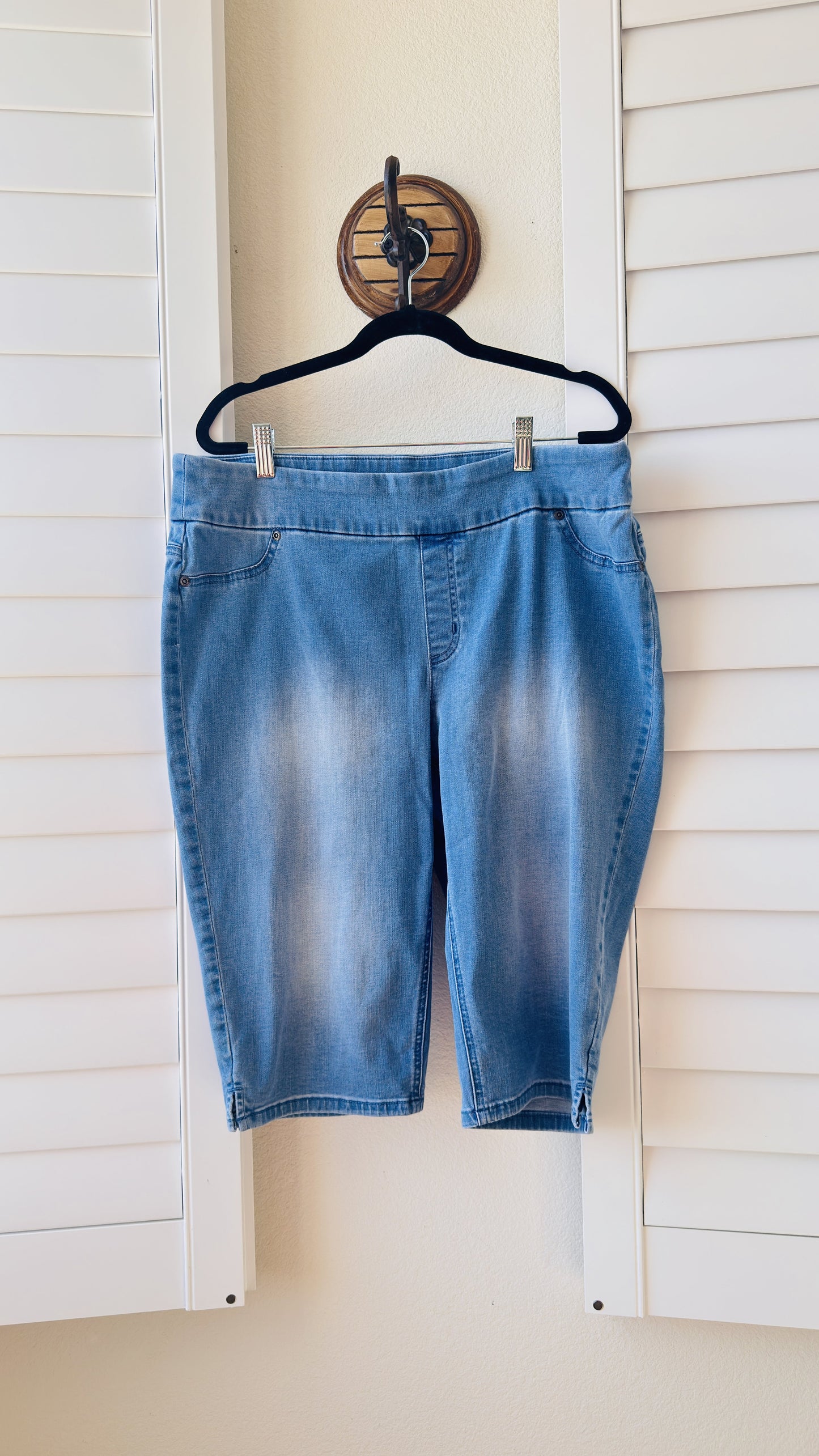 Chico's Perfect Stretch Denim Pedal Pusher Shorts - Size 2.5