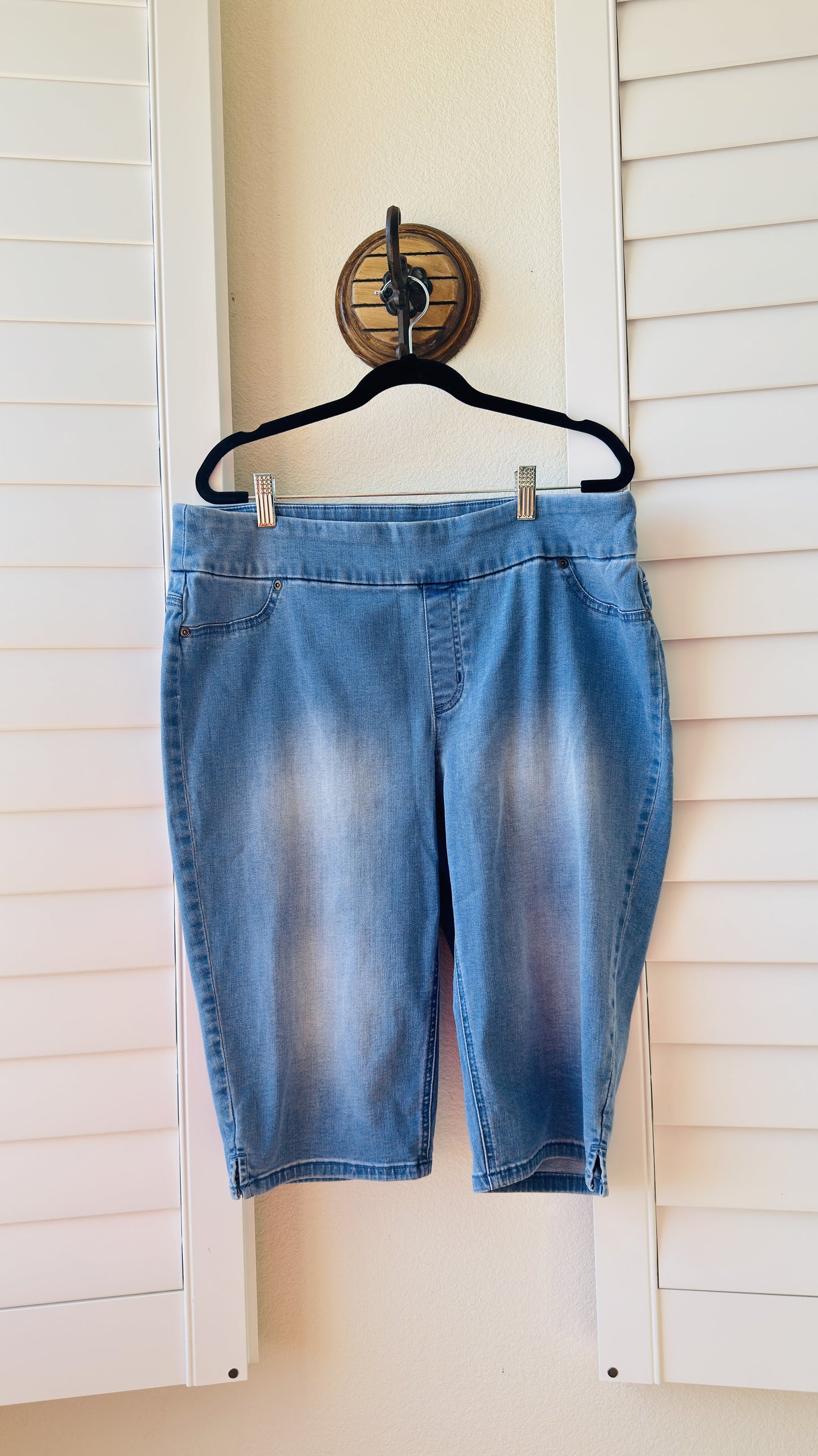 Chico's Perfect Stretch Denim Pedal Pusher Shorts - Size 2.5