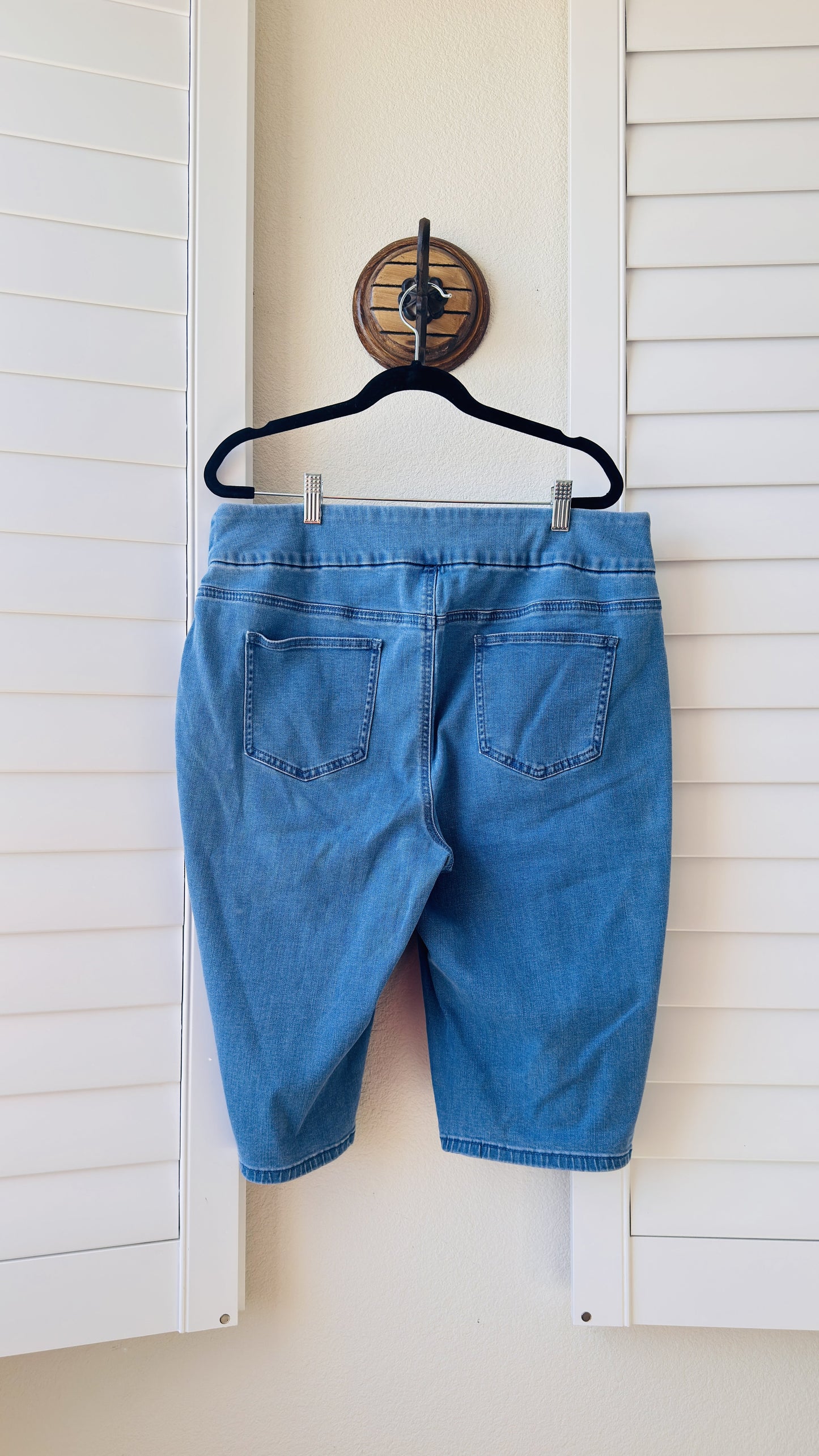 Chico's Perfect Stretch Denim Pedal Pusher Shorts - Size 2.5