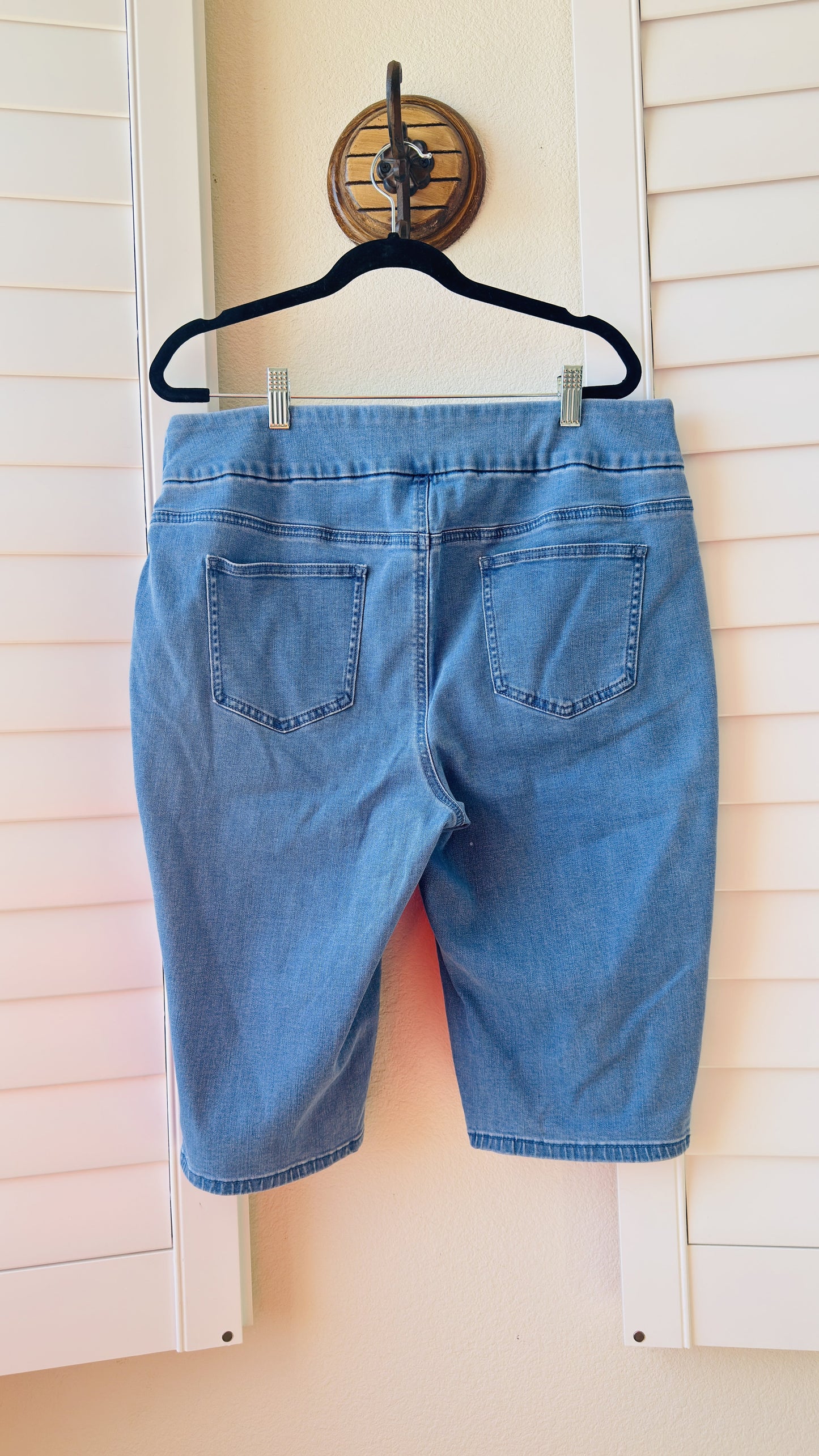 Chico's Perfect Stretch Denim Pedal Pusher Shorts - Size 2.5
