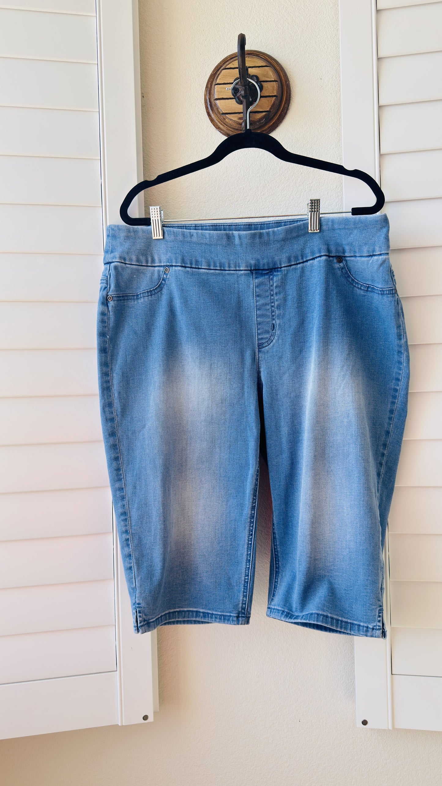 Chico's Perfect Stretch Denim Pedal Pusher Shorts - Size 2.5