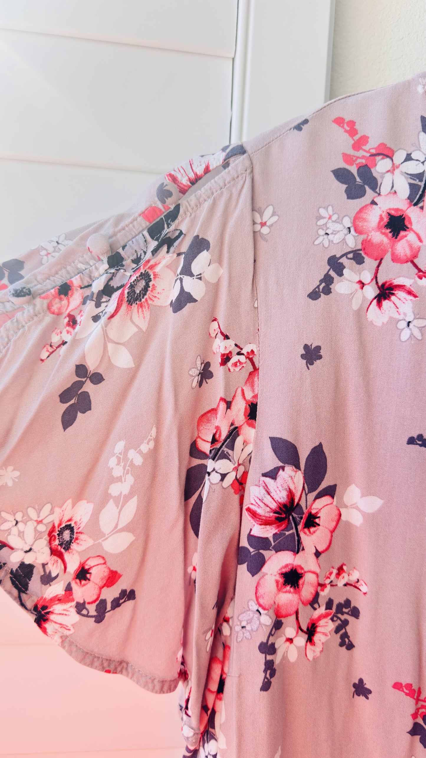 Torrid Mauve Floral Pintuck Flutter Sleeve Blouse - Size 3