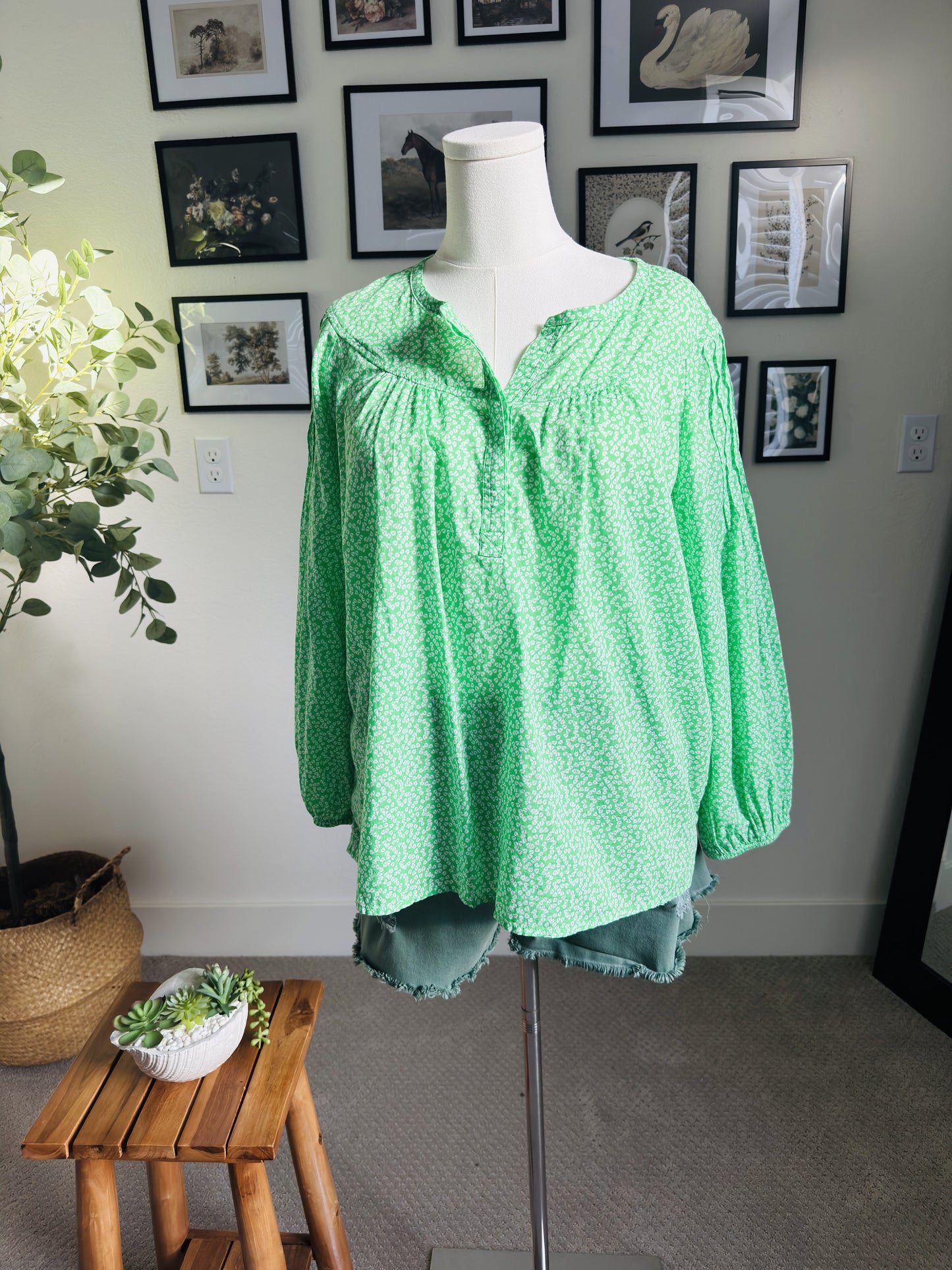 Caslon Green Floral Print Split Neck Blouse - Size L