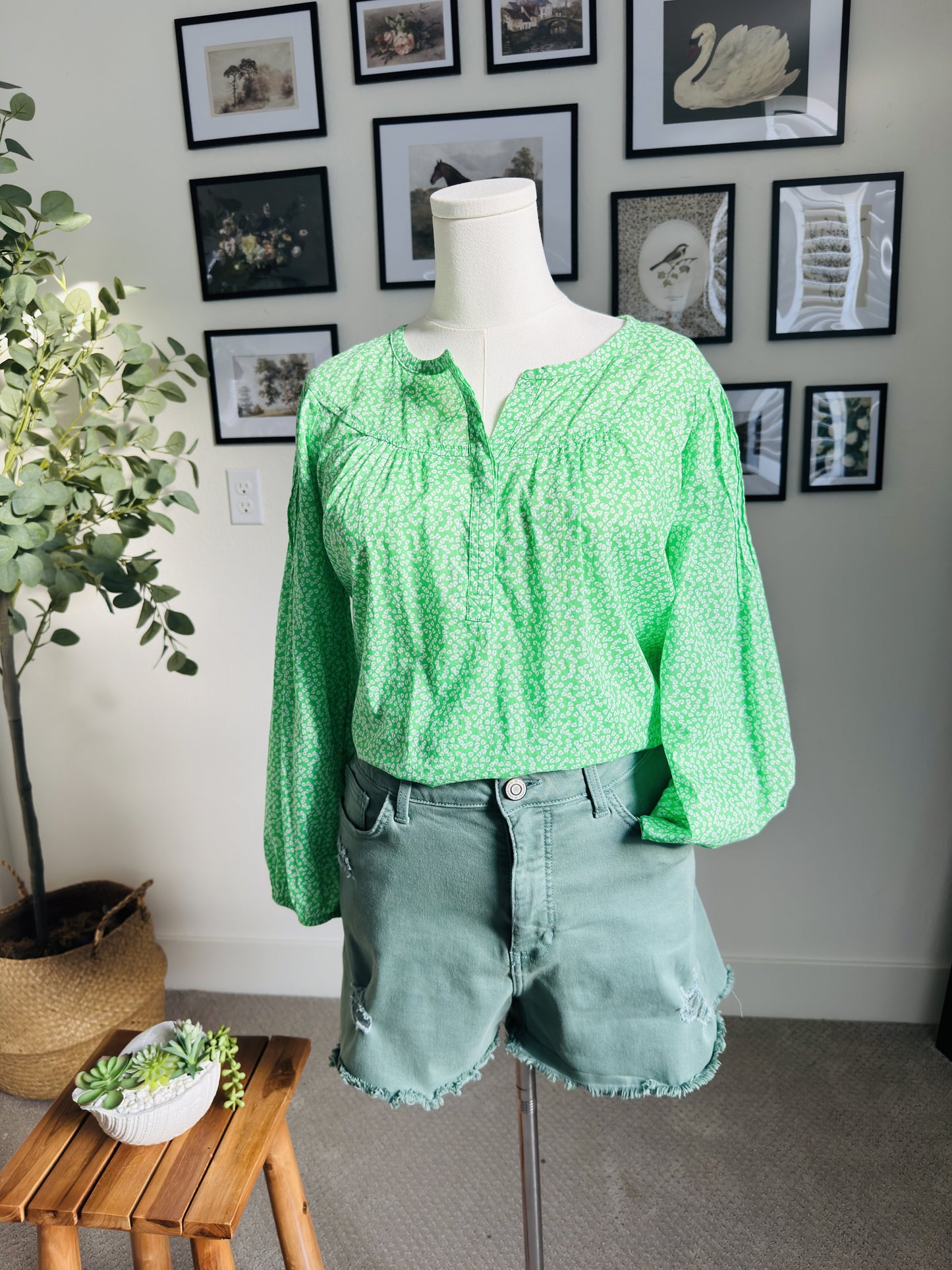 Caslon Green Floral Print Split Neck Blouse - Size L