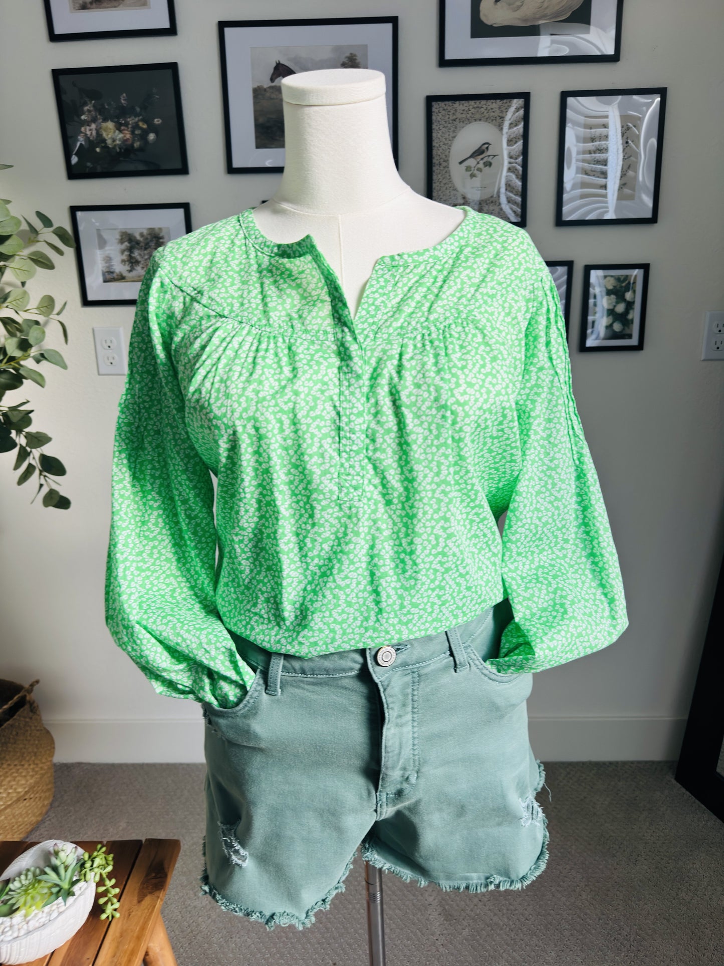 Caslon Green Floral Print Split Neck Blouse - Size L