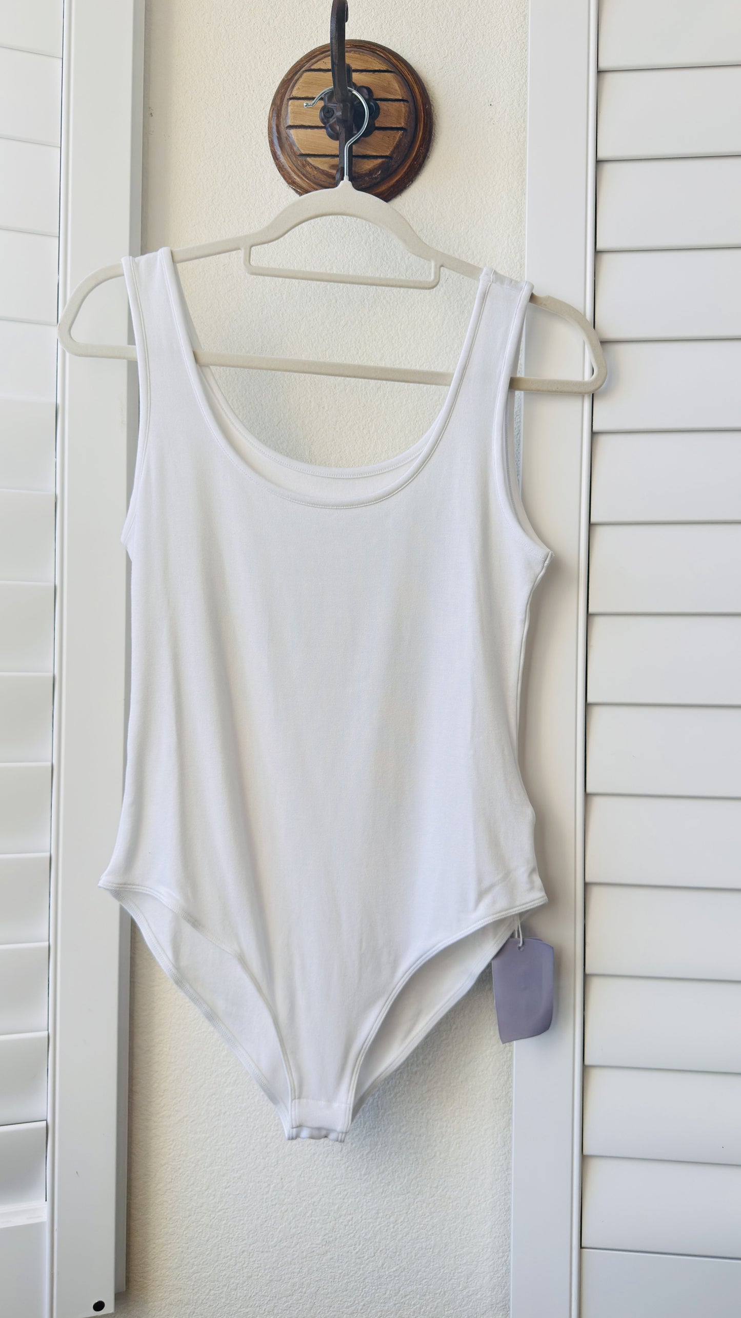 MANGOPOP White Scoop Neck Tank Bodysuit - Size L