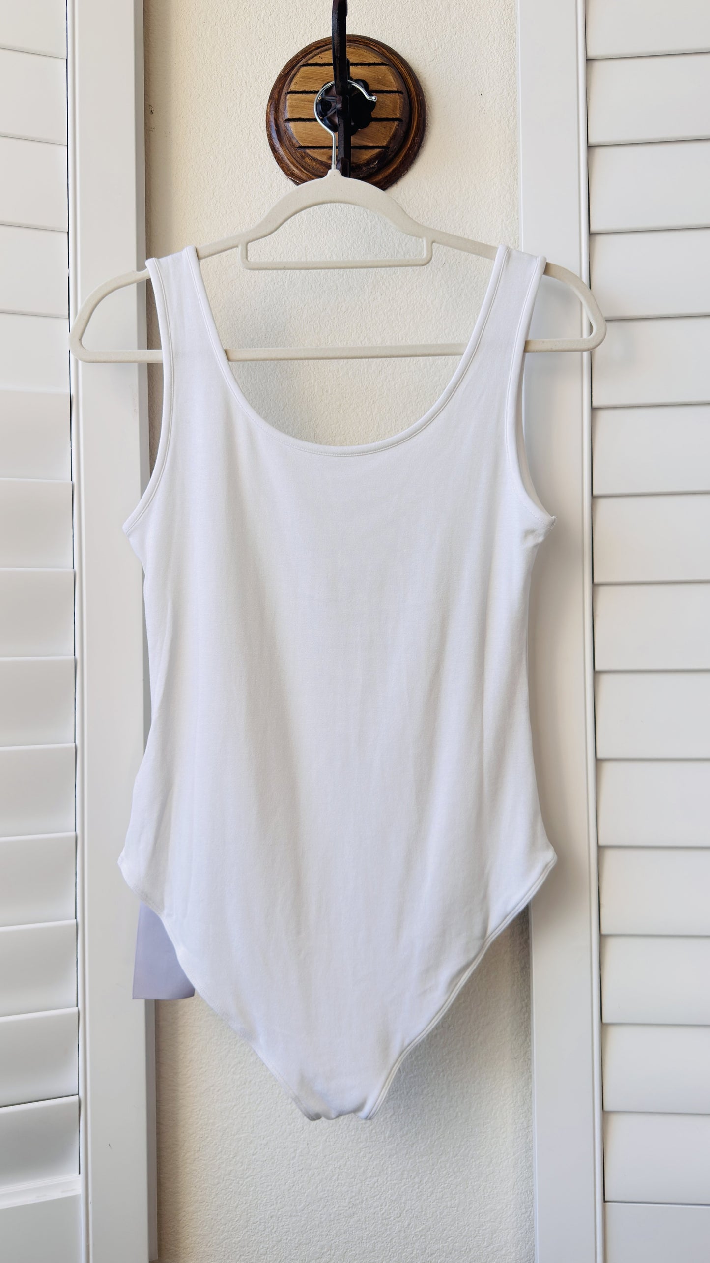 MANGOPOP White Scoop Neck Tank Bodysuit - Size L