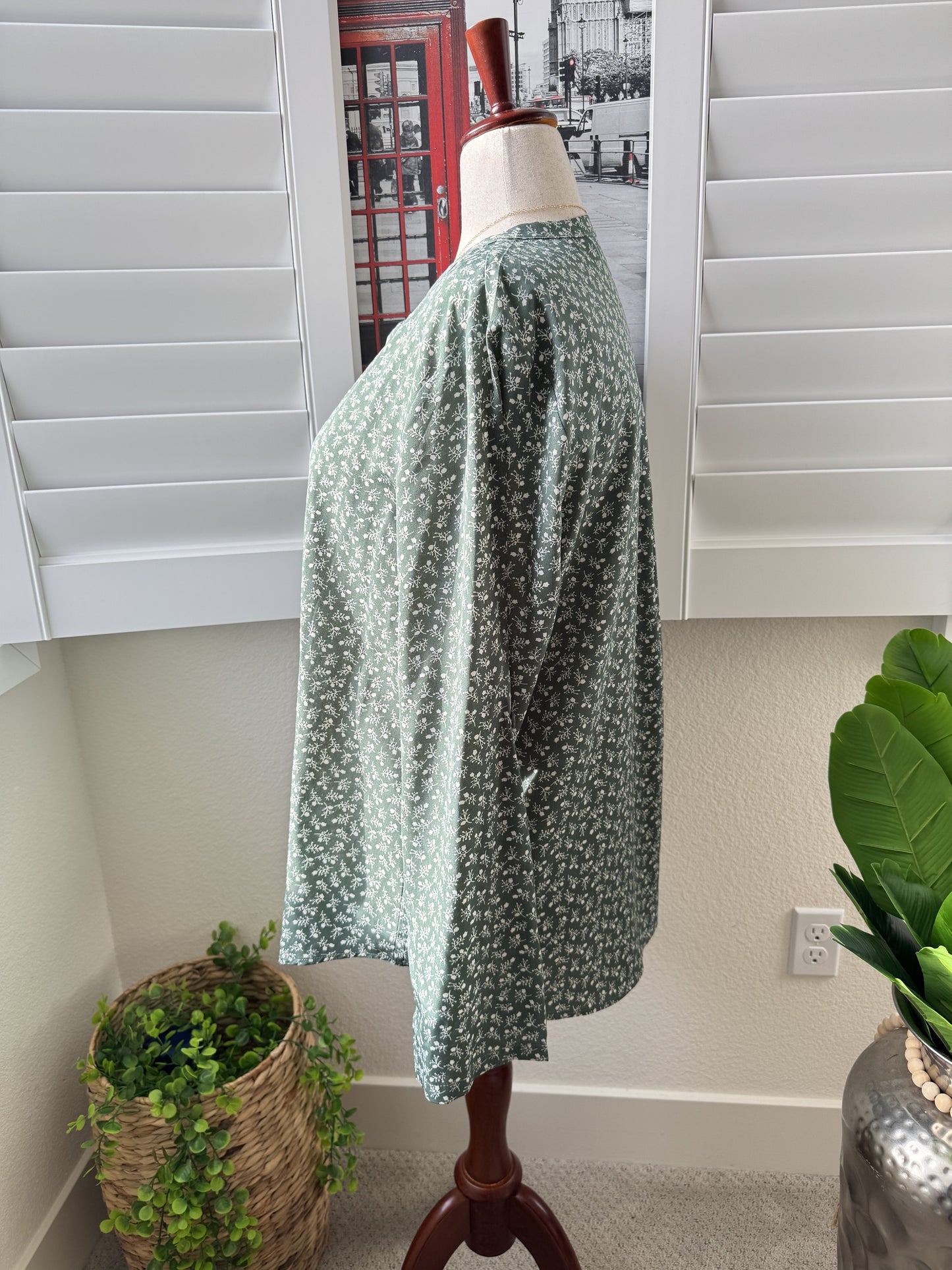 Gaharu Green Floral Long Sleeve V-Neck Blouse Size XXL