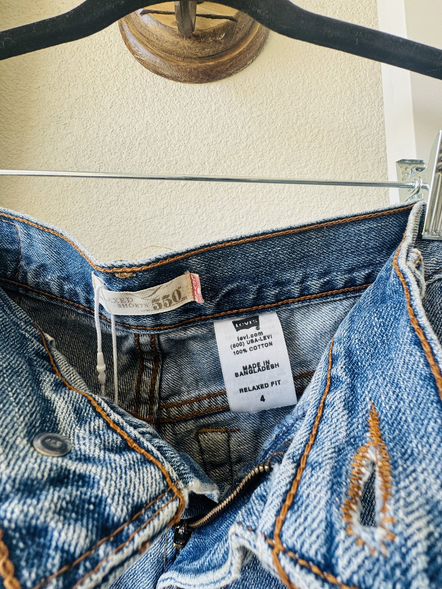 Levi's 550 Relaxed Fit Cut-Off Denim Shorts Size 4