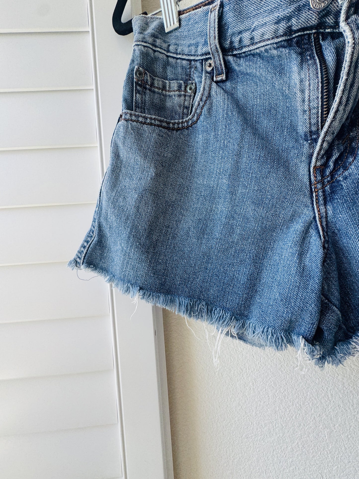 Levi's 550 Relaxed Fit Cut-Off Denim Shorts Size 4