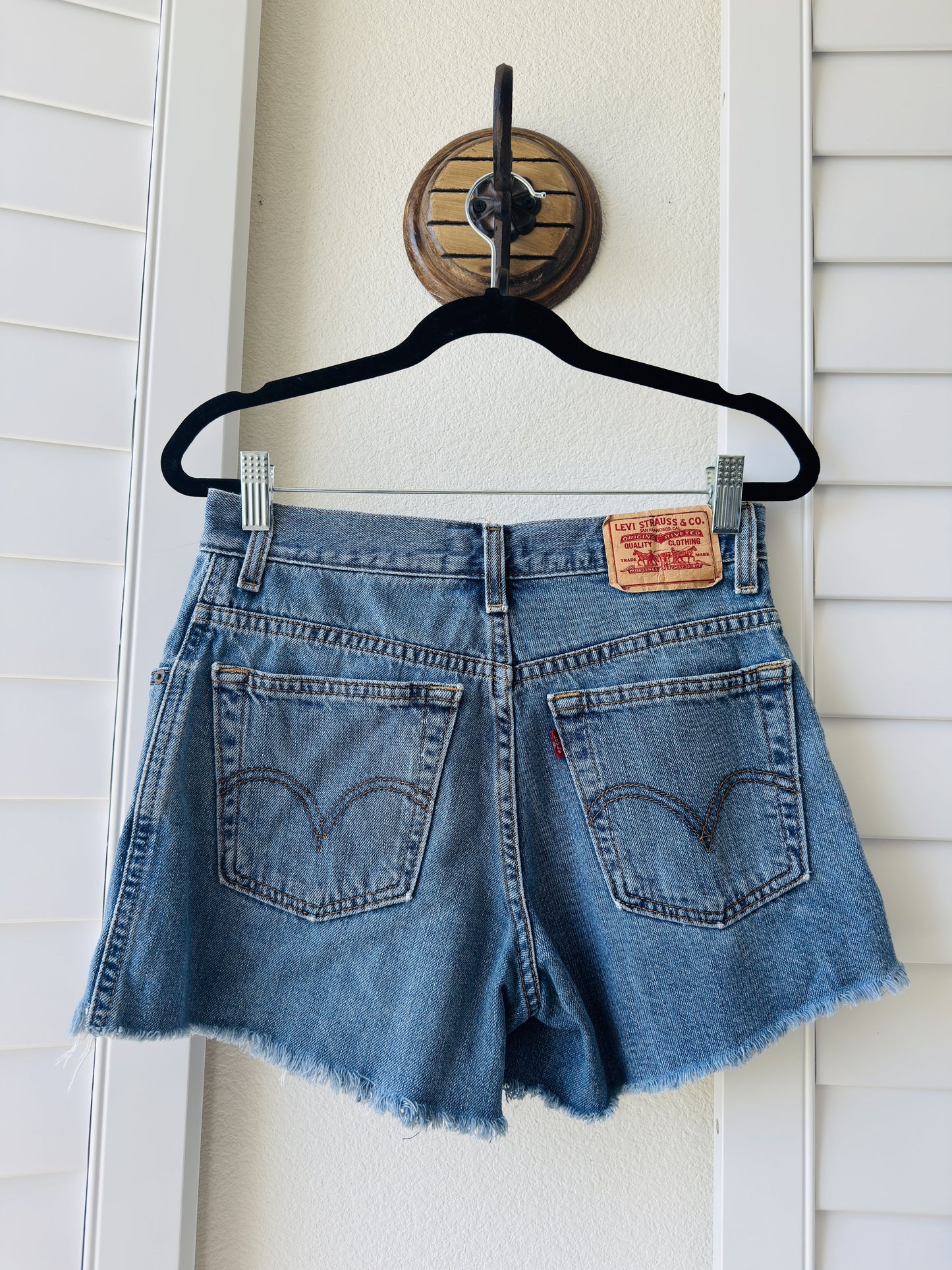 Levi's 550 Relaxed Fit Cut-Off Denim Shorts Size 4