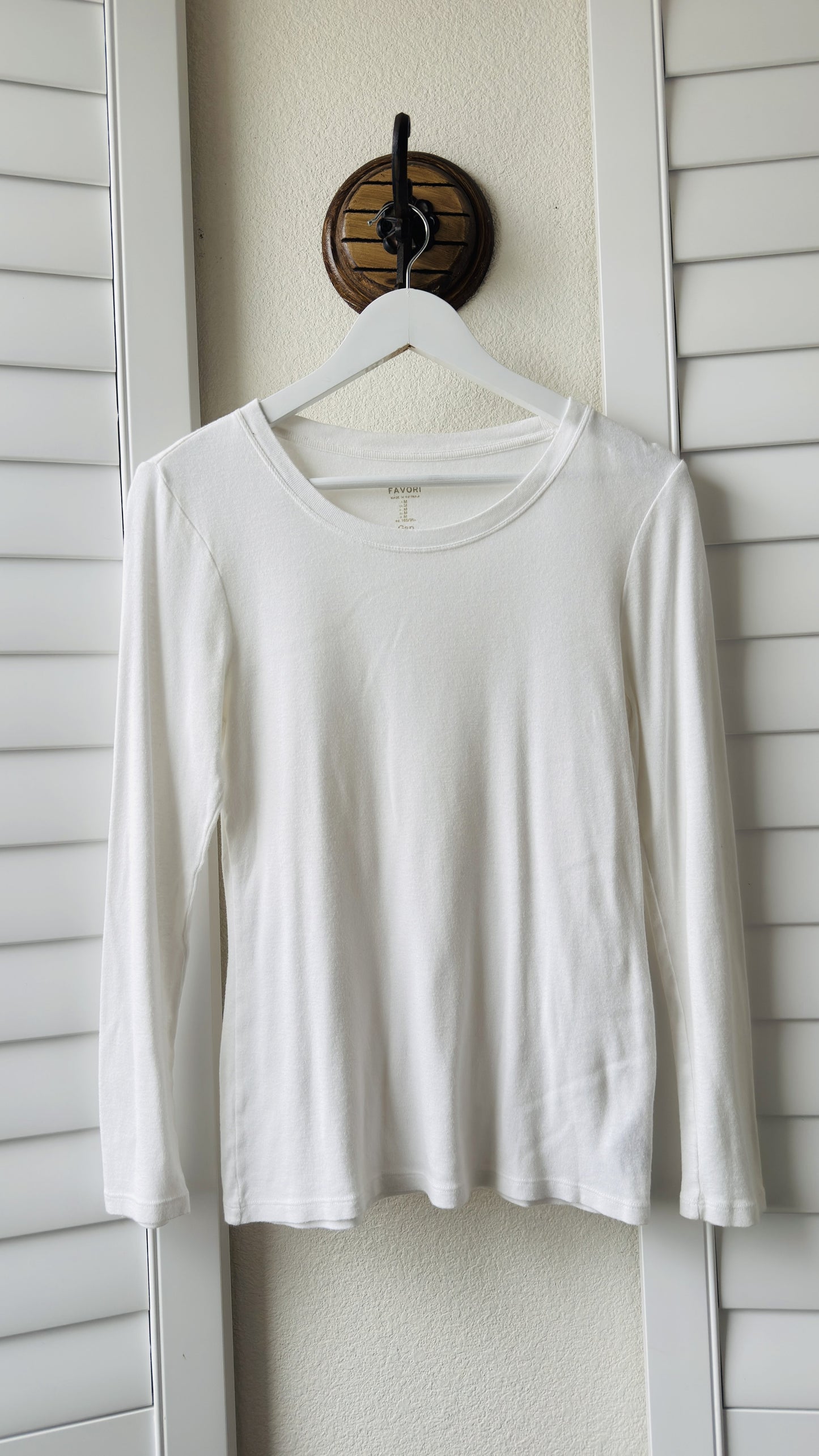 Gap Favorite Long Sleeve Scoop Neck Tee in White Size M