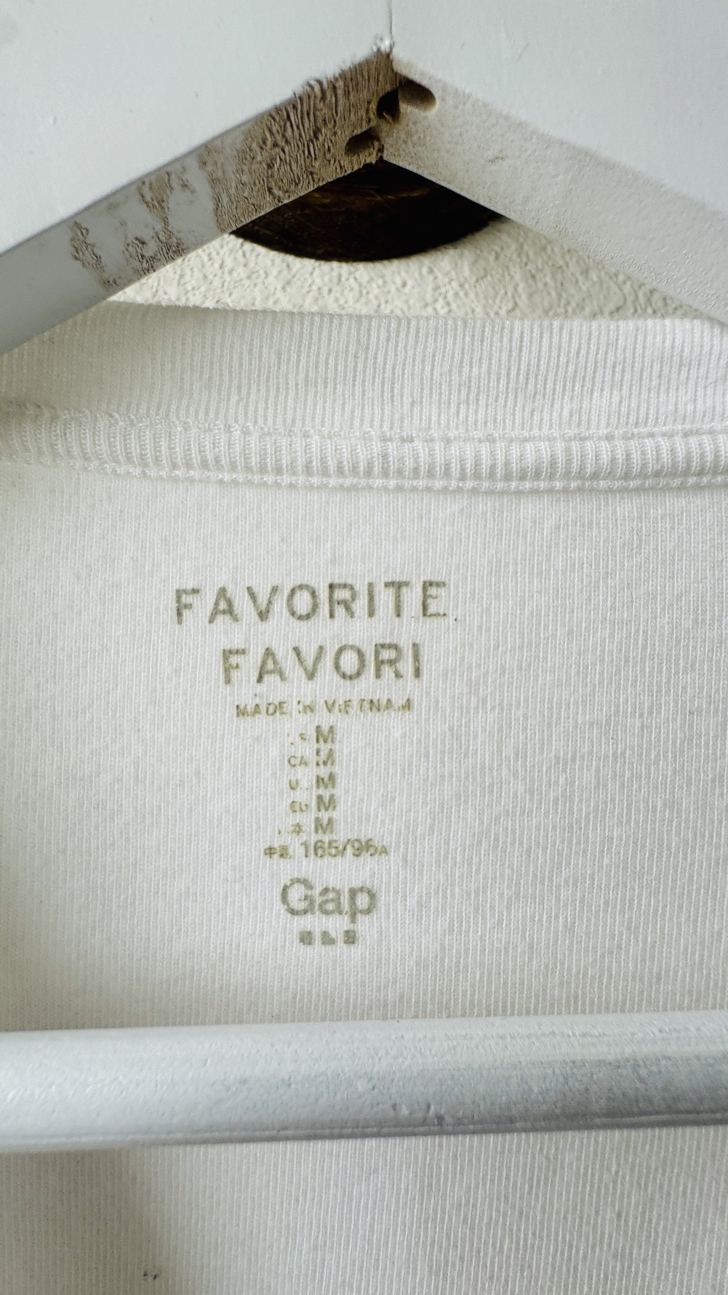 Gap Favorite Long Sleeve Scoop Neck Tee in White Size M