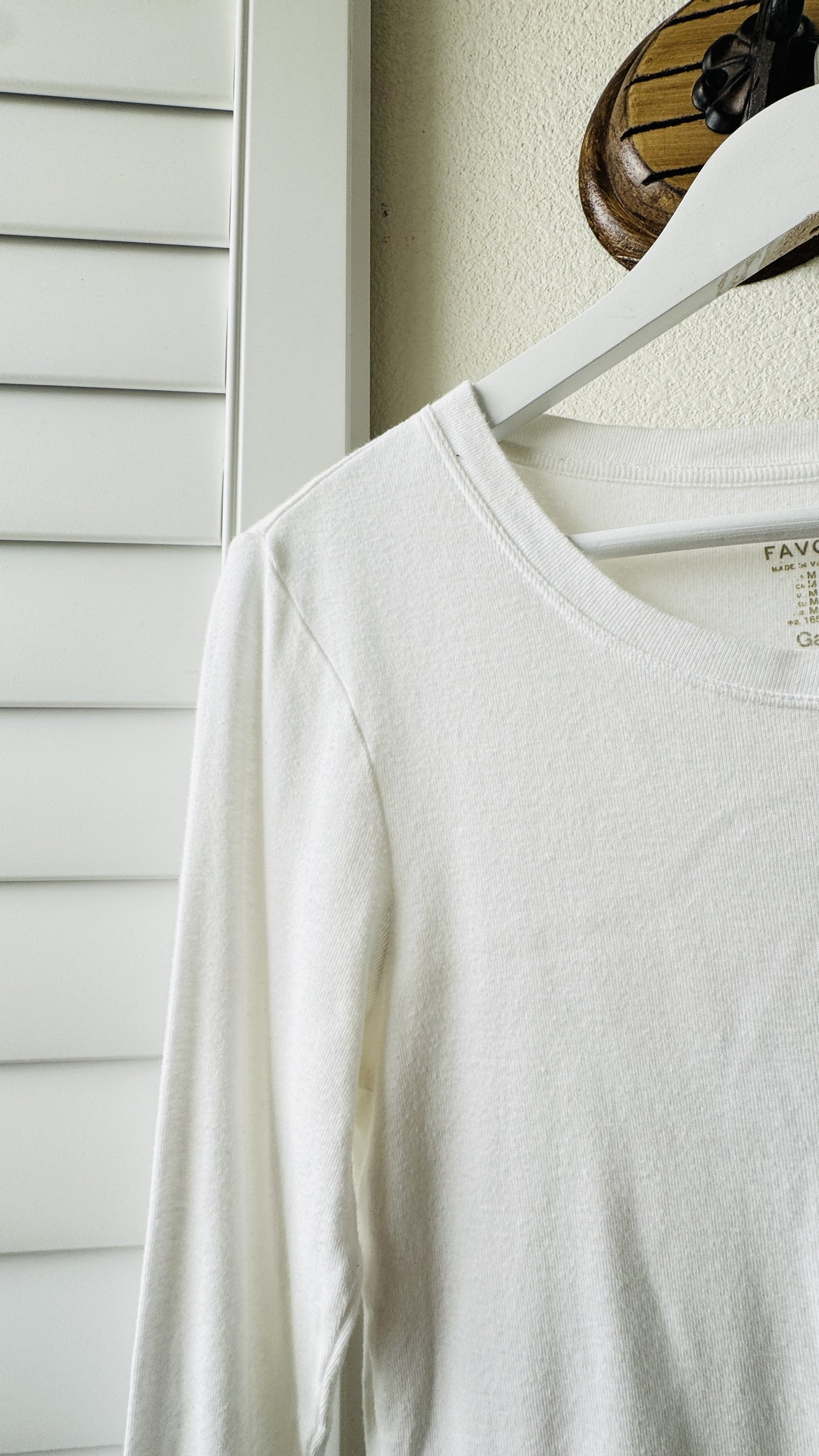 Gap Favorite Long Sleeve Scoop Neck Tee in White Size M