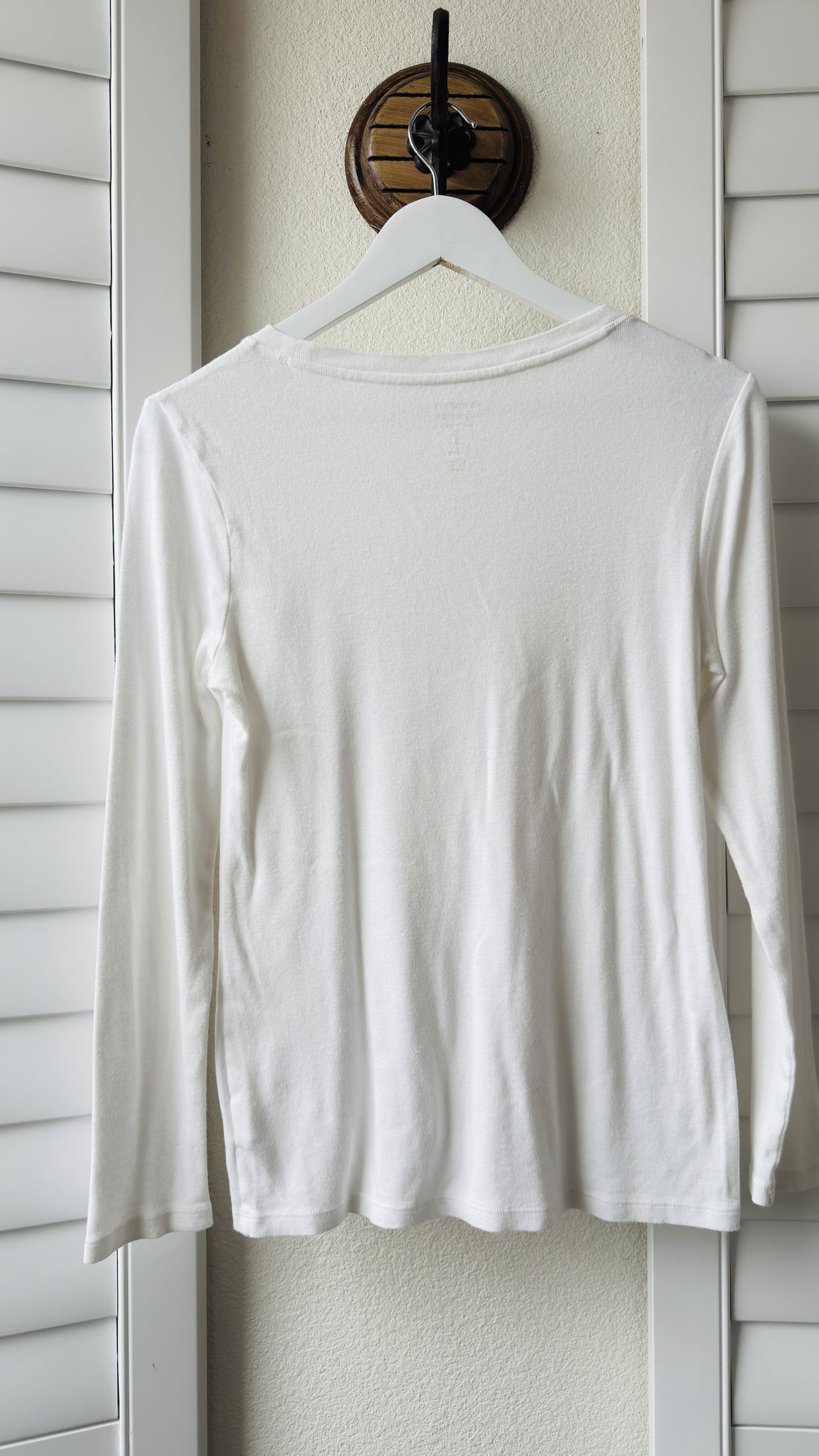 Gap Favorite Long Sleeve Scoop Neck Tee in White Size M