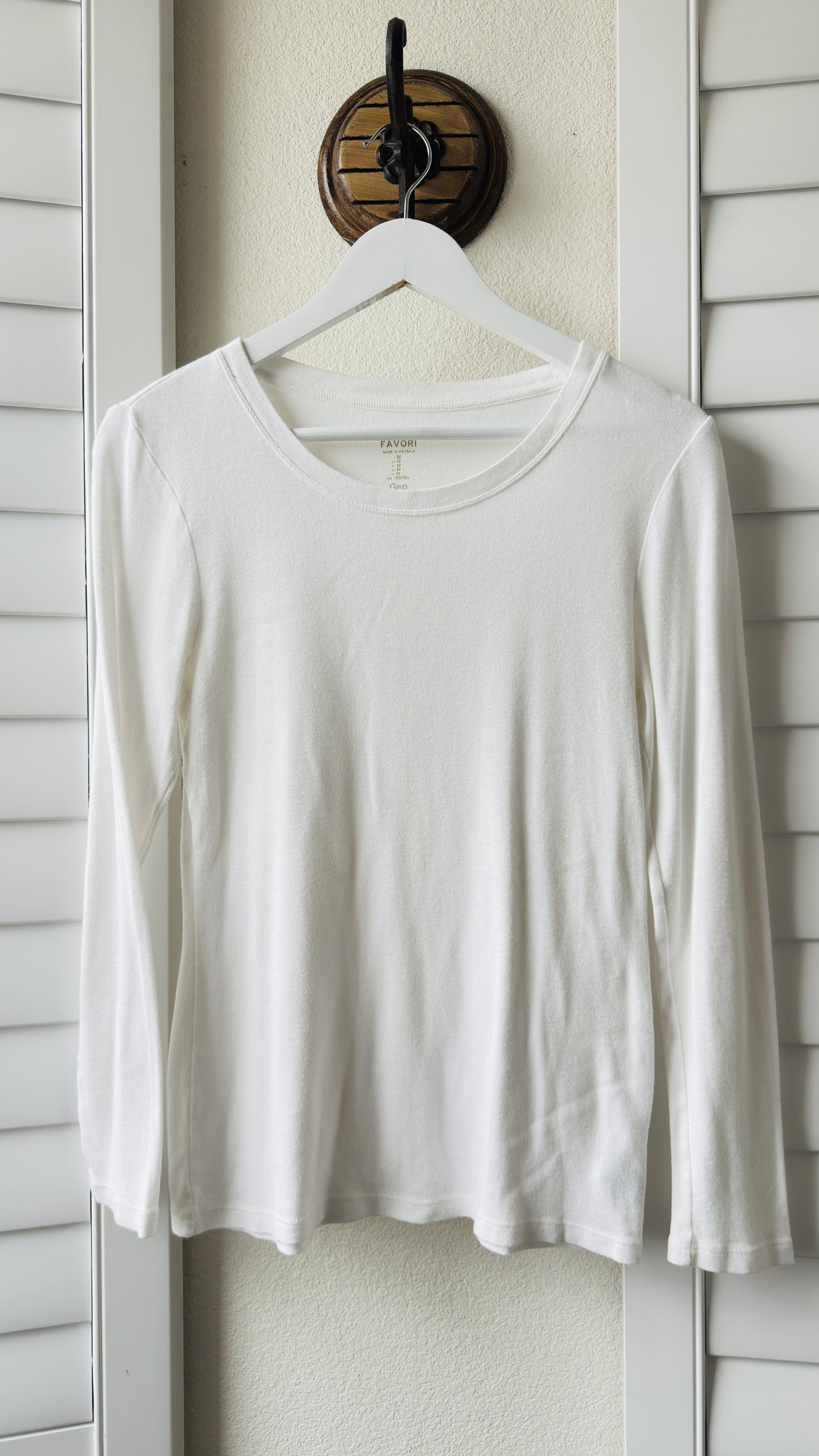 Gap Favorite Long Sleeve Scoop Neck Tee in White Size M