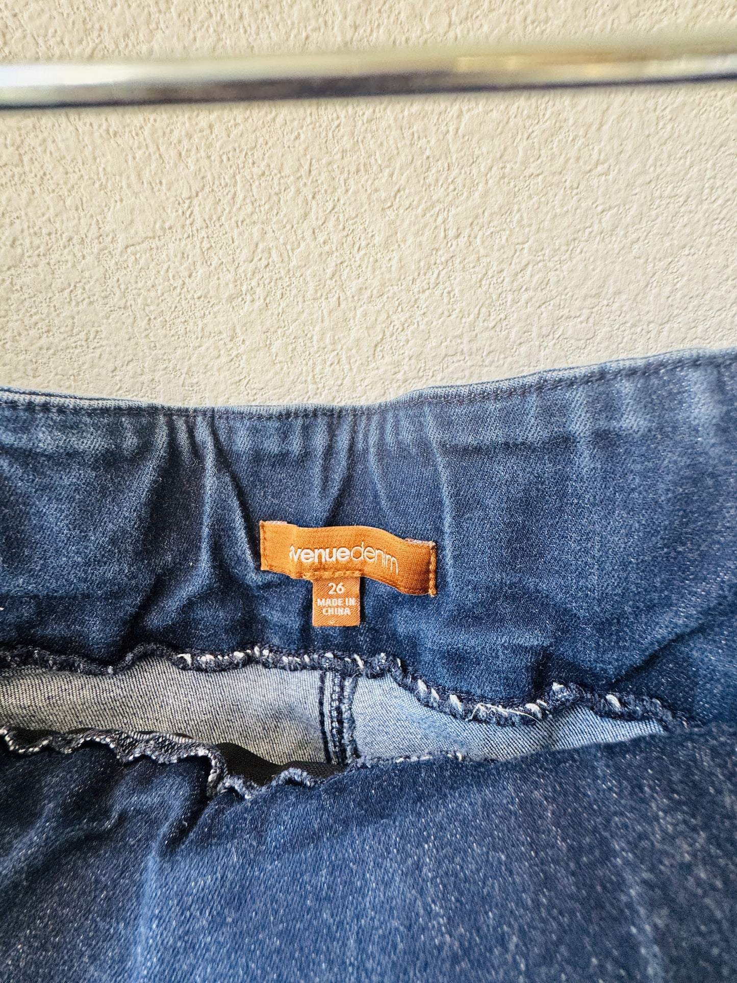 Avenue Denim Dark Wash Pull-On Crop Jeans - Size 26