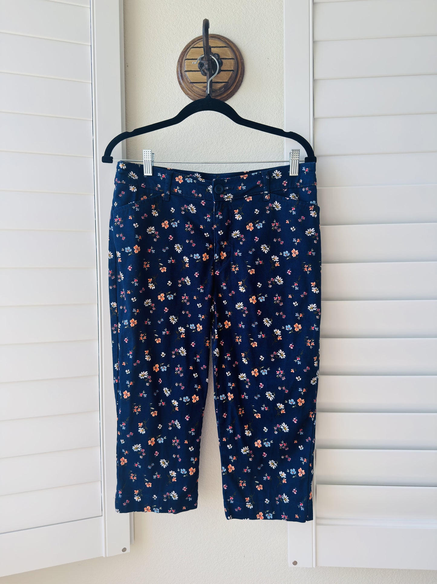 St. John's Bay Navy Floral Capri Pants - Size 8
