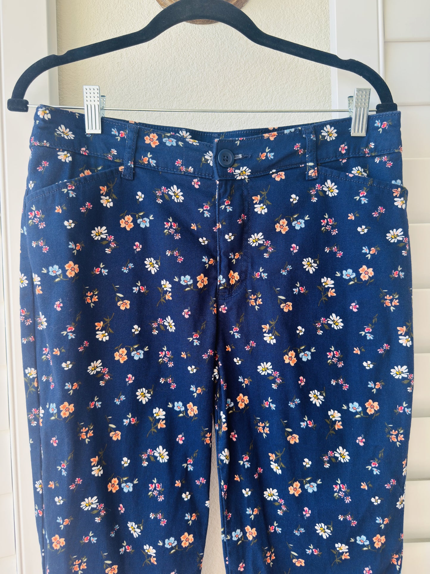 St. John's Bay Navy Floral Capri Pants - Size 8