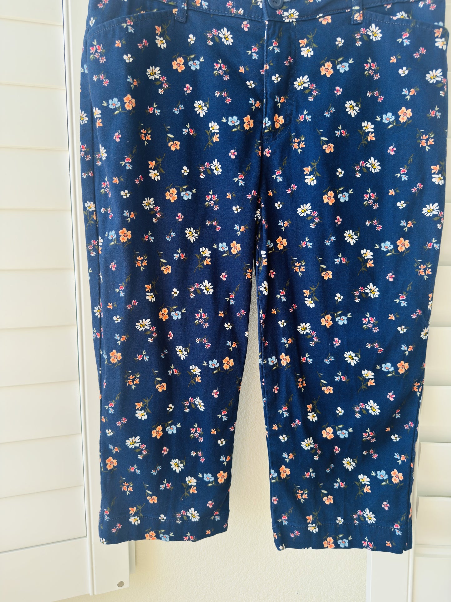 St. John's Bay Navy Floral Capri Pants - Size 8