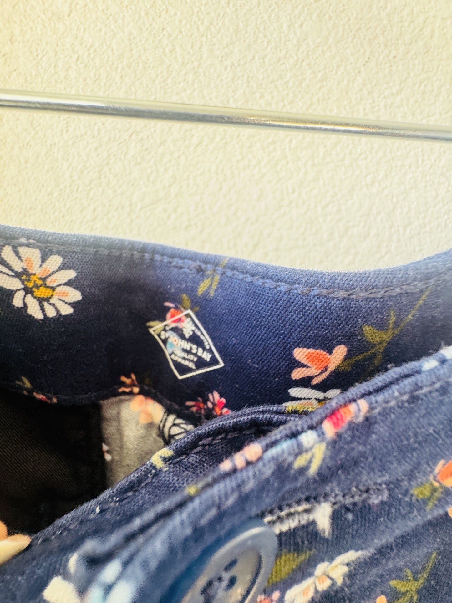 St. John's Bay Navy Floral Capri Pants - Size 8