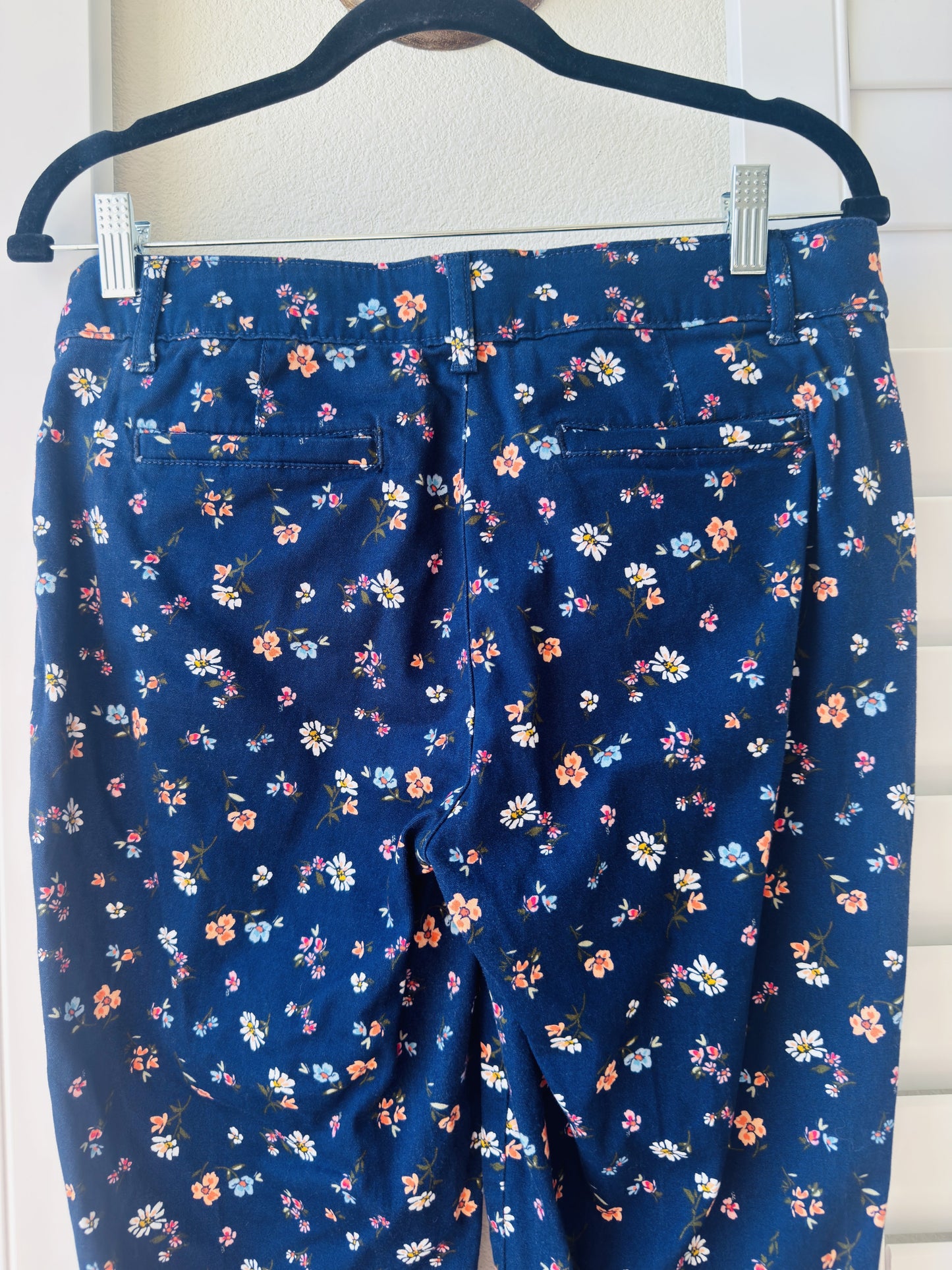 St. John's Bay Navy Floral Capri Pants - Size 8