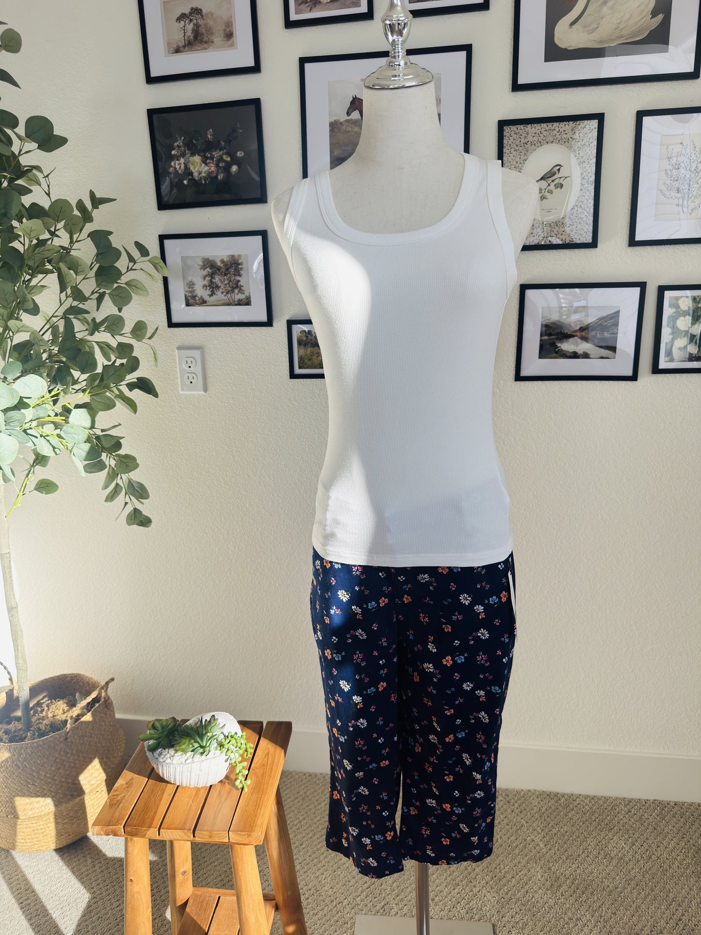 St. John's Bay Navy Floral Capri Pants - Size 8