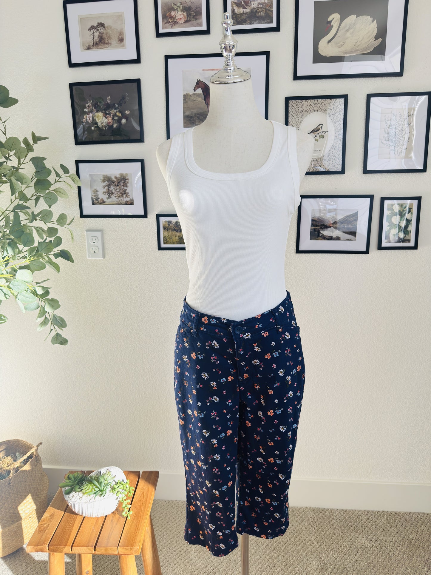 St. John's Bay Navy Floral Capri Pants - Size 8