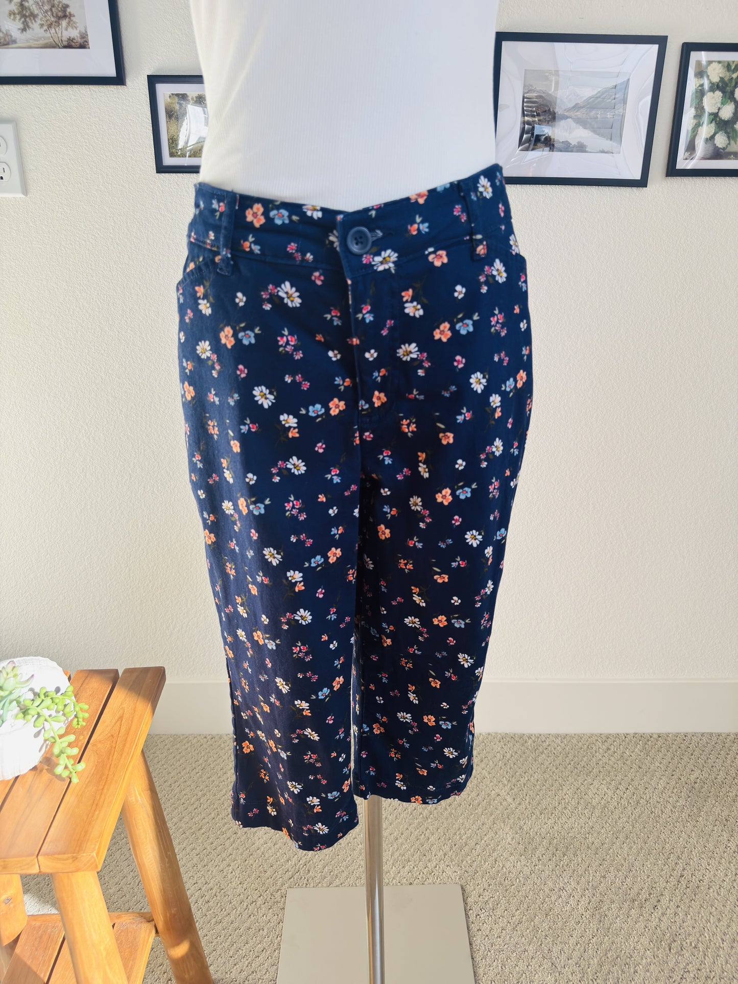 St. John's Bay Navy Floral Capri Pants - Size 8