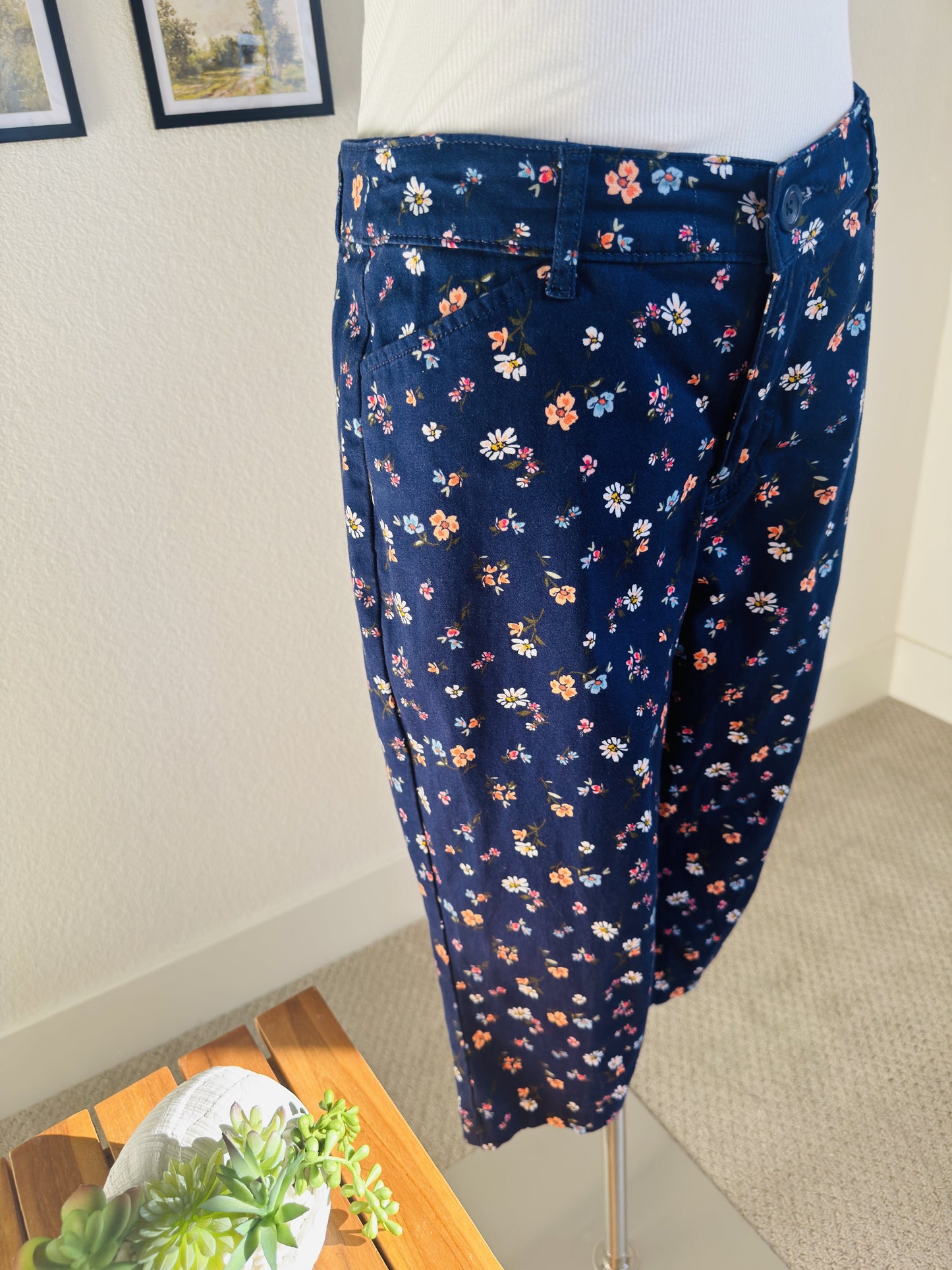 St. John's Bay Navy Floral Capri Pants - Size 8